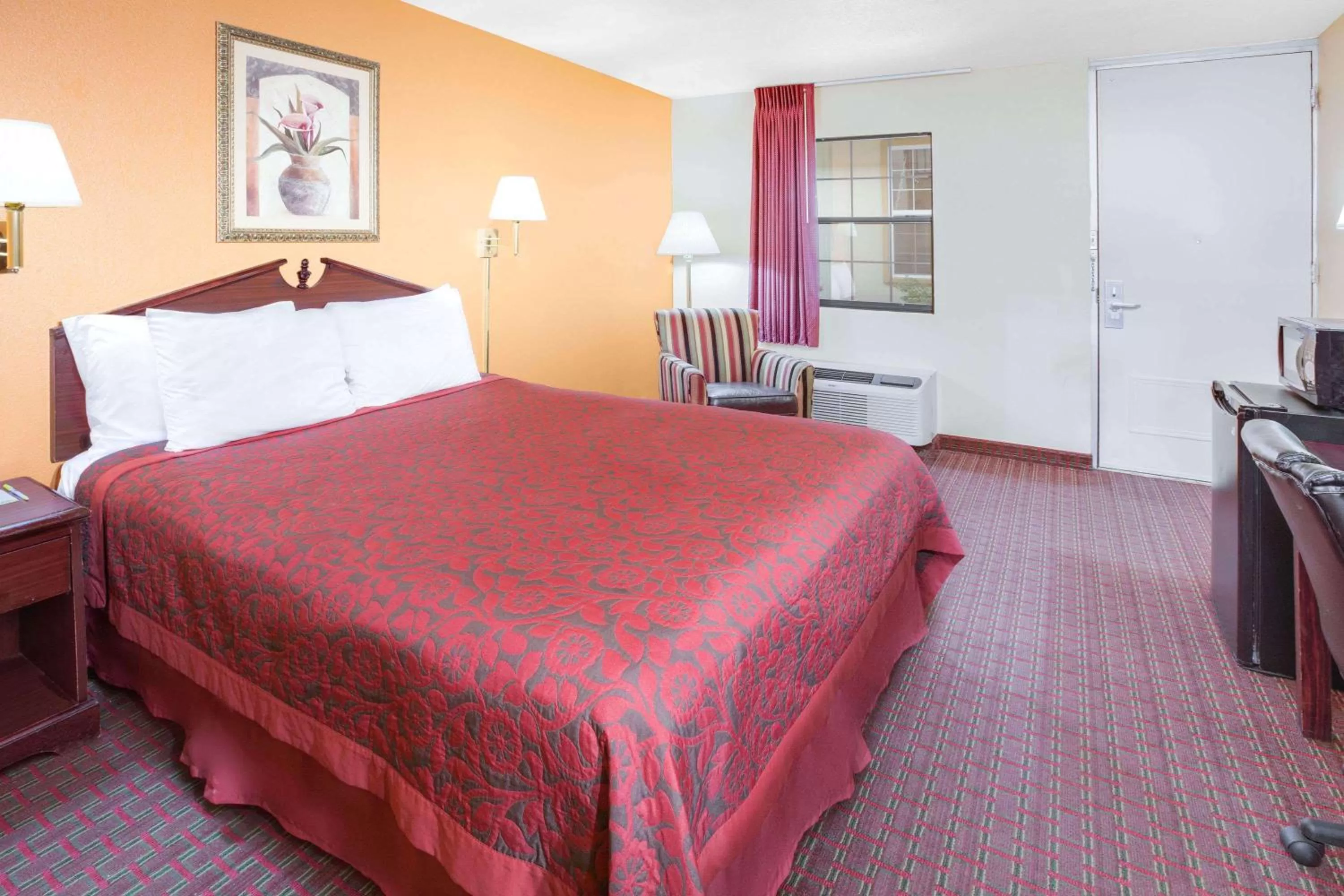 Photo of the whole room, Bed in Sunrise Extended Stay