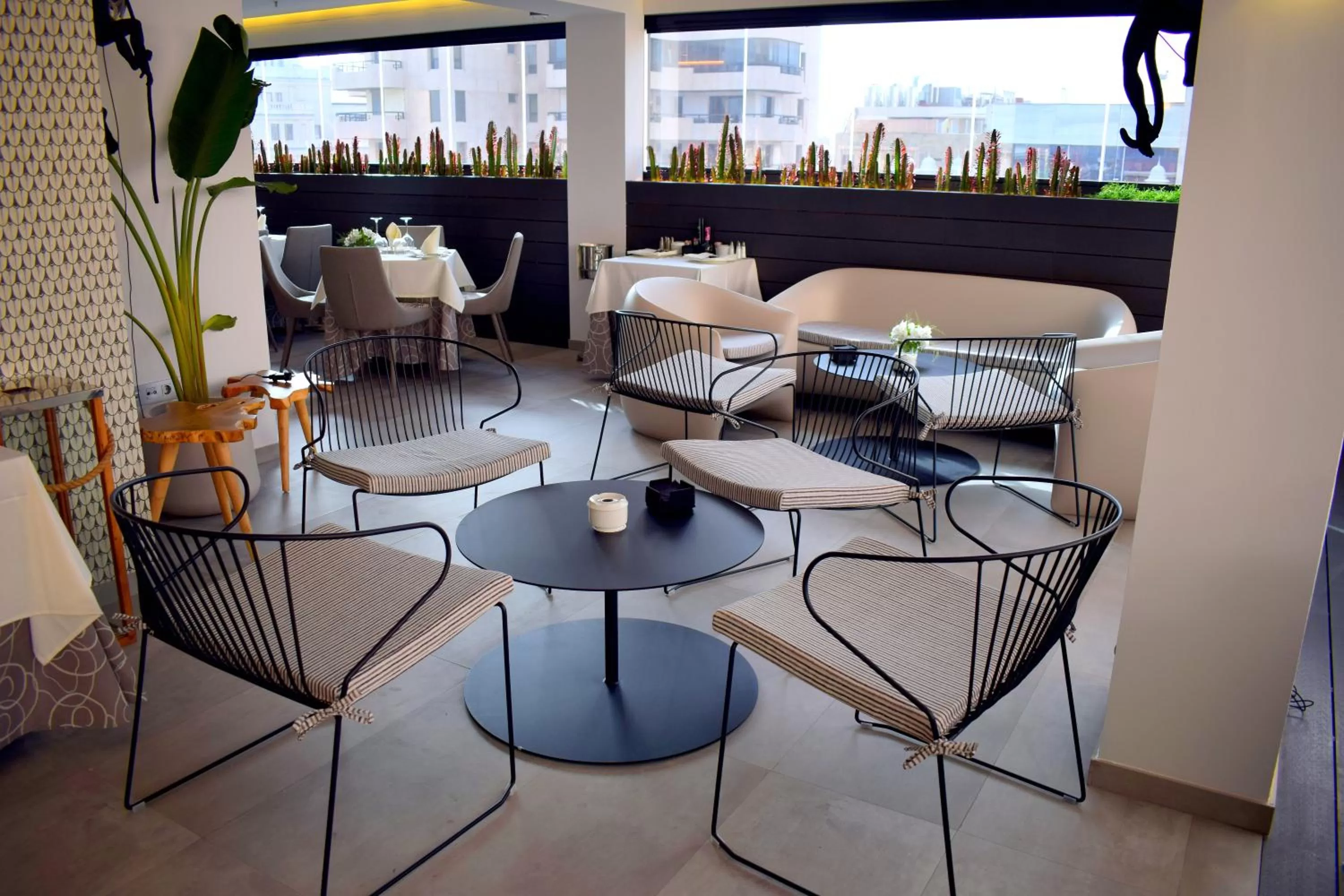 Restaurant/places to eat in Hotel Adonis Plaza