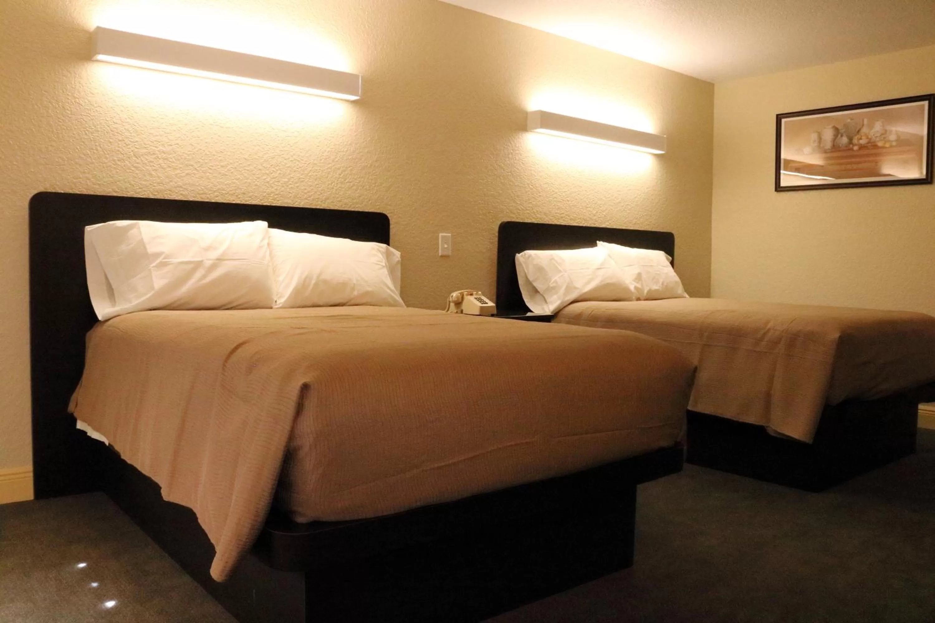 Bedroom, Bed in Pioneer Inn