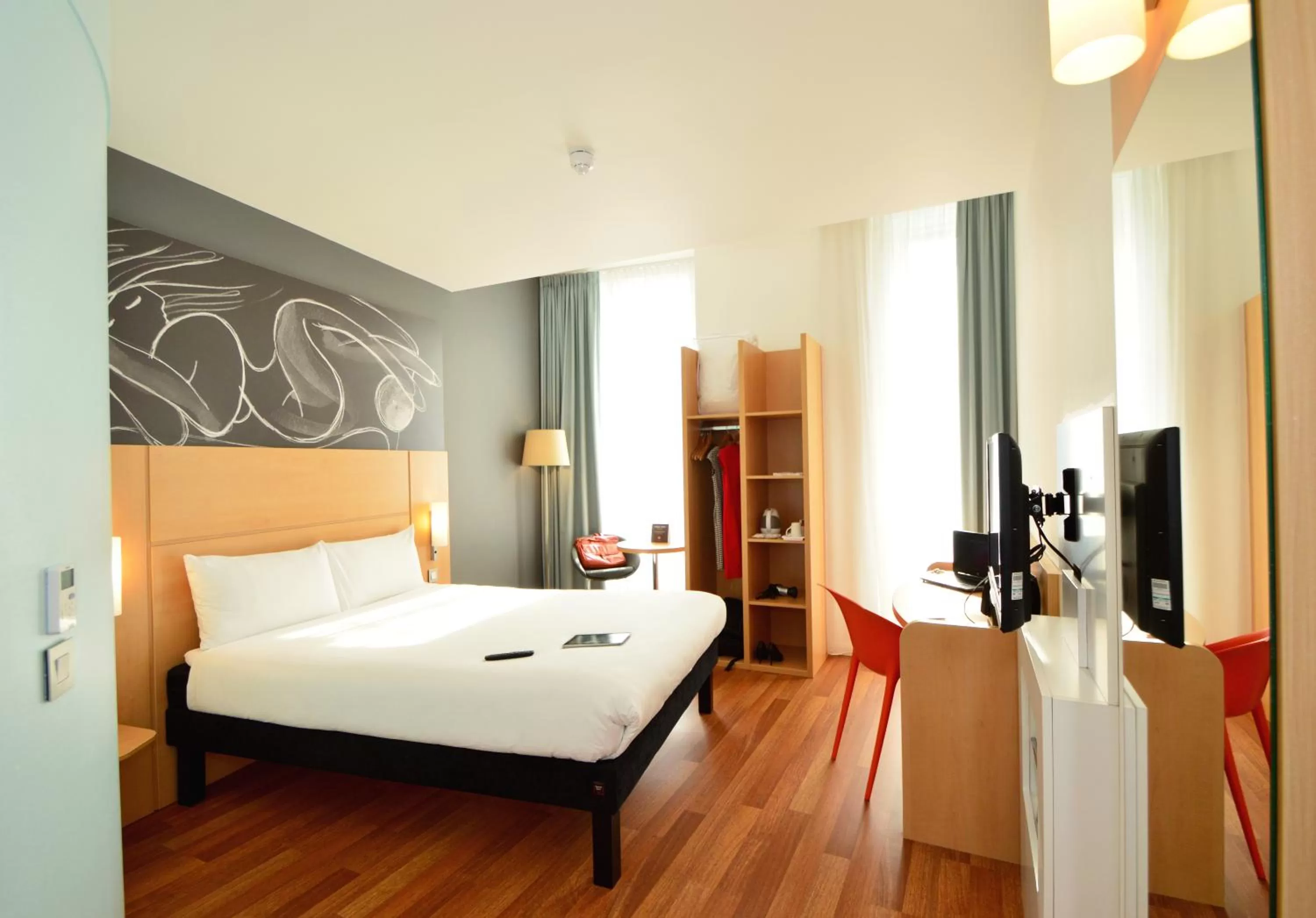 Photo of the whole room, Bed in ibis Edinburgh Centre South Bridge – Royal Mile