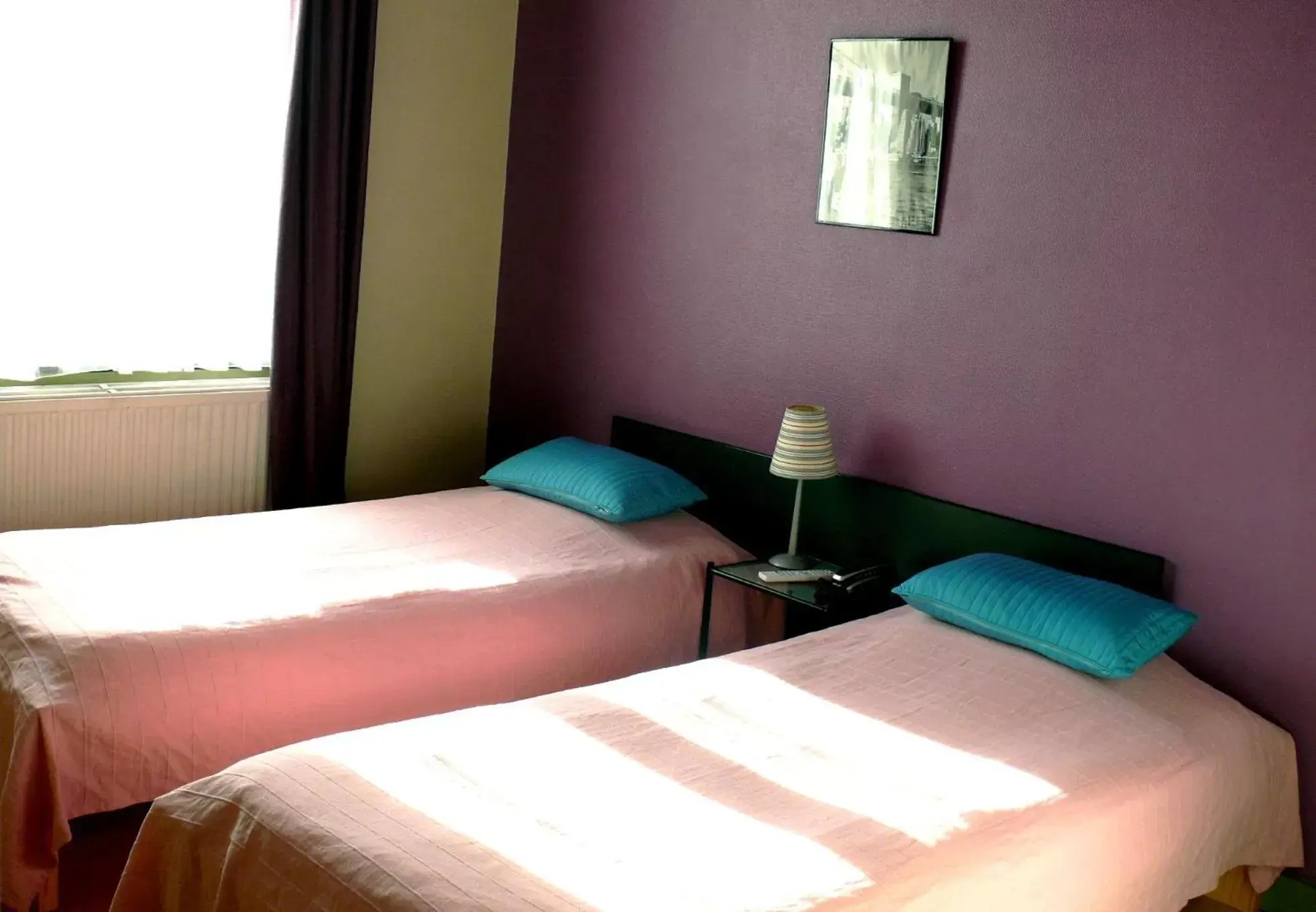 Standard Twin Room in Hôtel Les Acteurs Standard Twin Room in Hôtel Les Acteurs