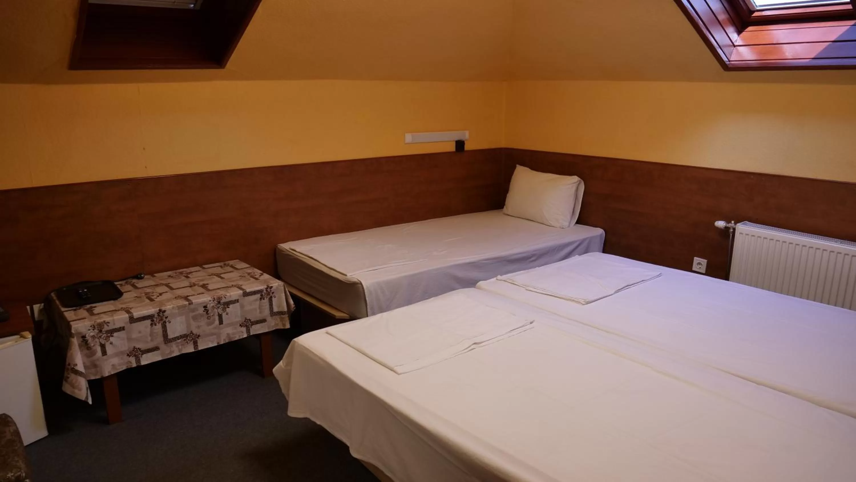 Property building, Bed in Attila Hotel Budapest