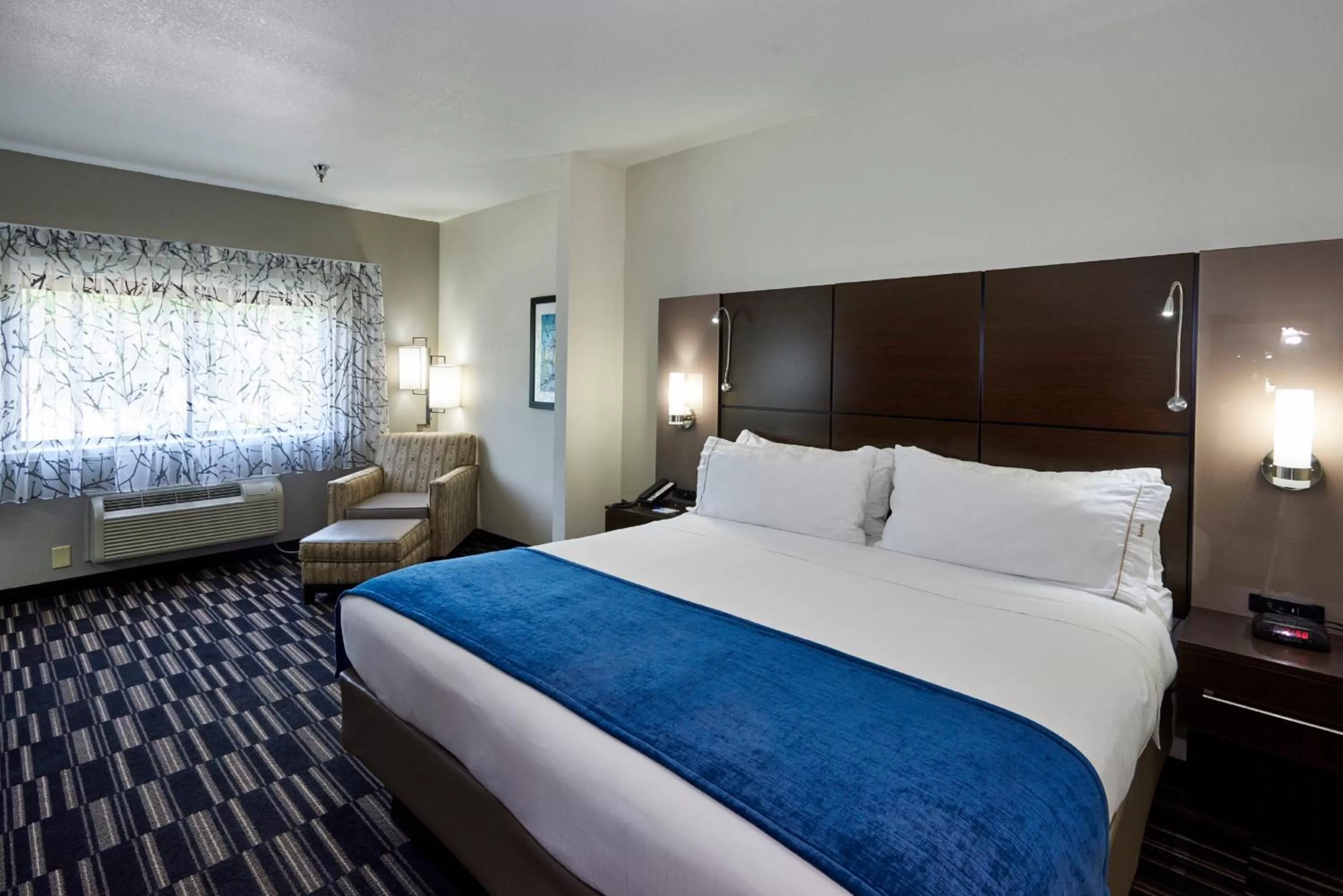 Photo of the whole room, Bed in Holiday Inn Express & Suites Birmingham South - Pelham by IHG