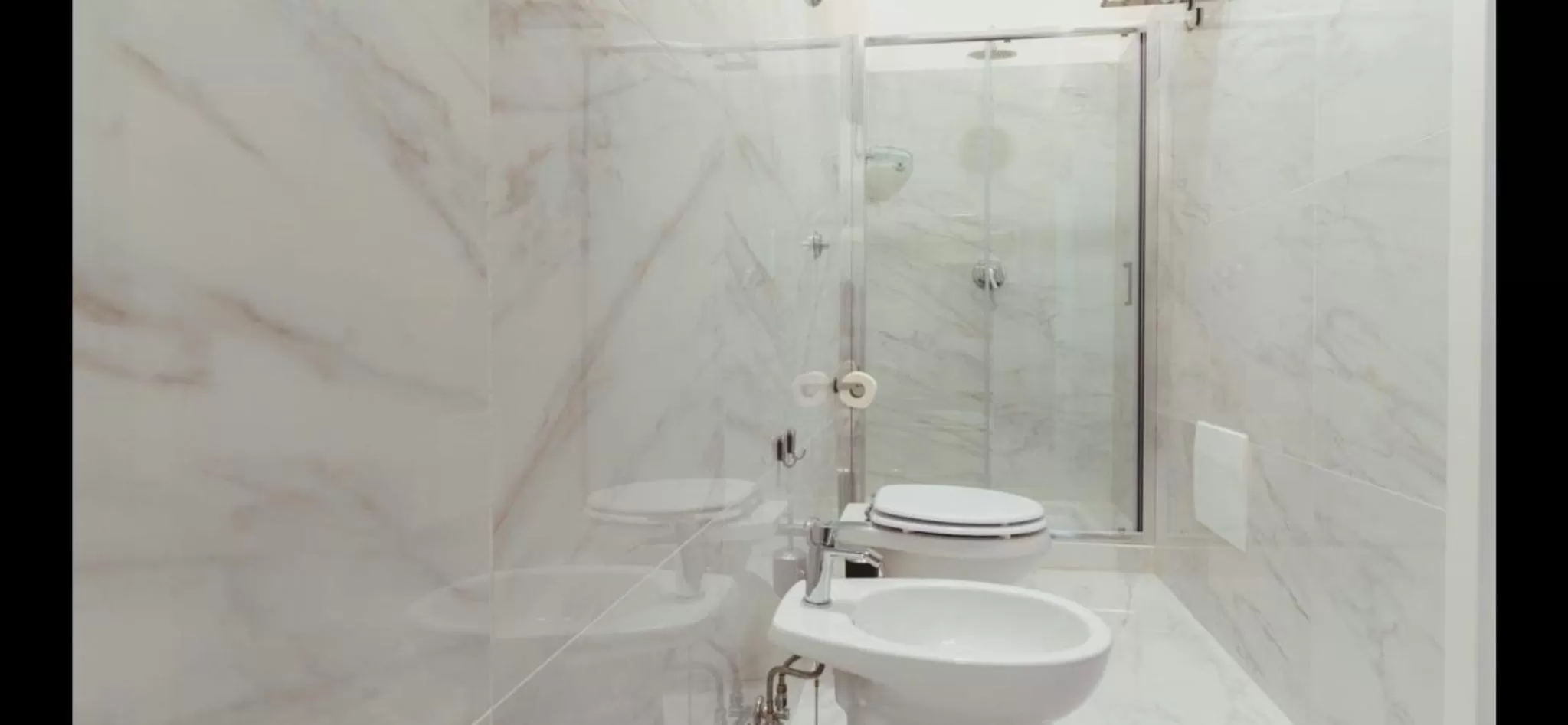 Shower in TIZIANA'S HOUSE