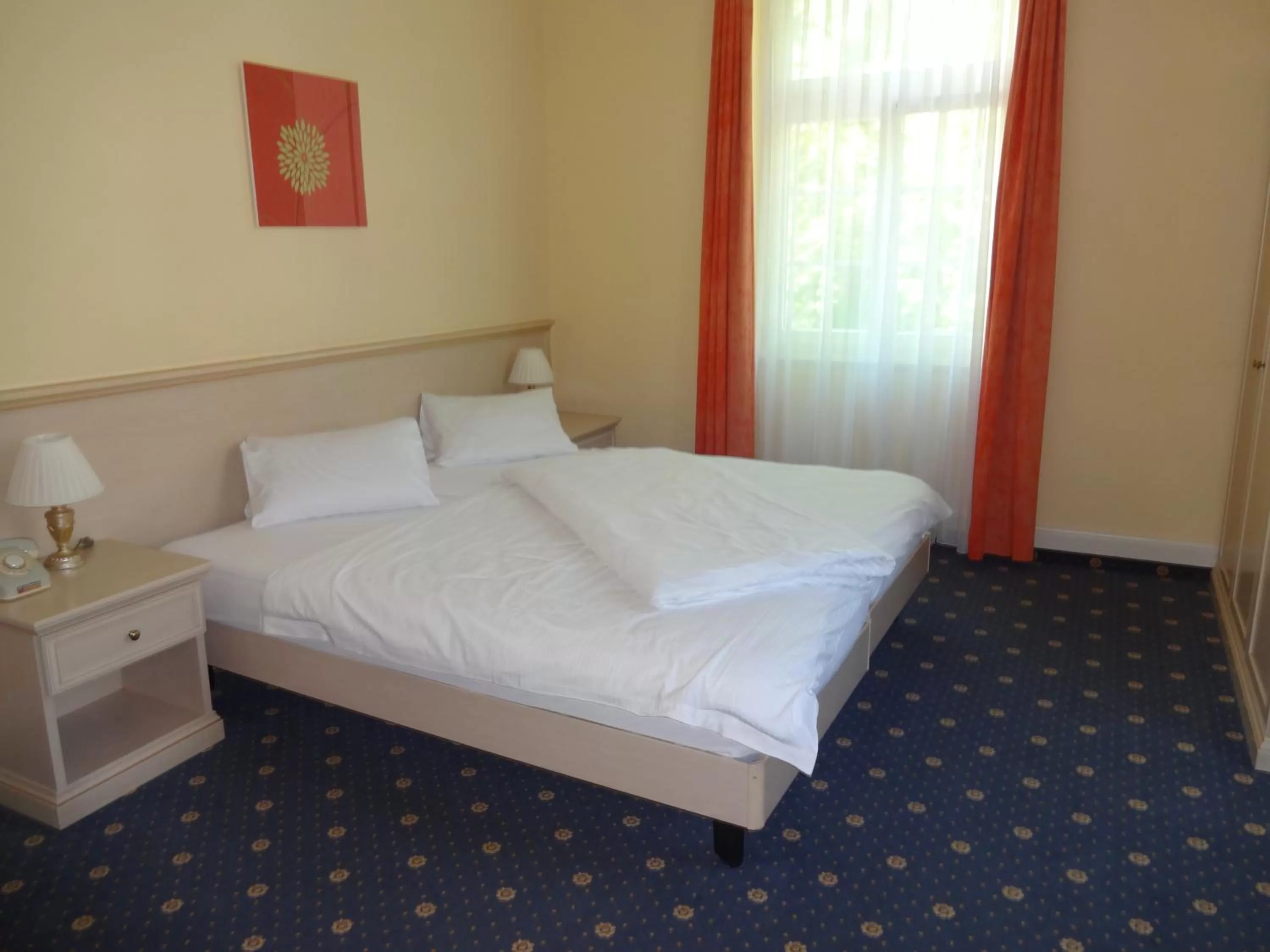 Bedroom, Bed in Hotel Schweizerhof