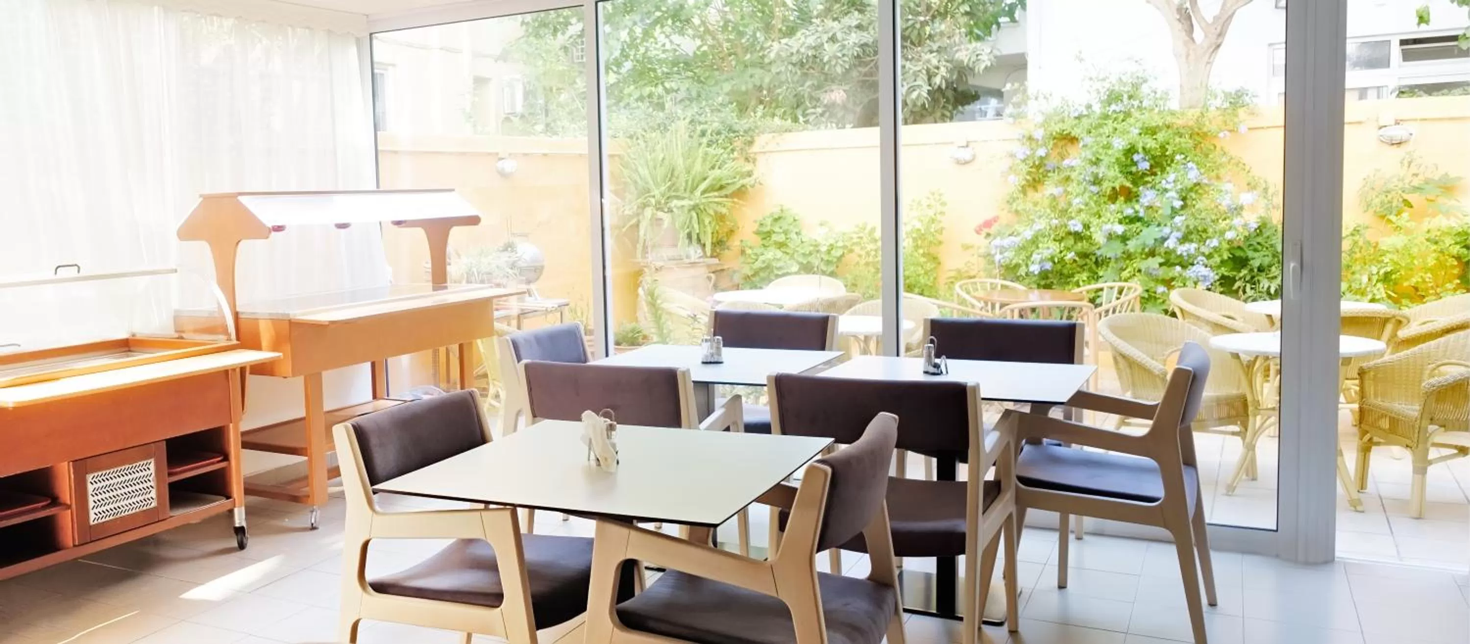 Restaurant/places to eat in Savoy City Hotel