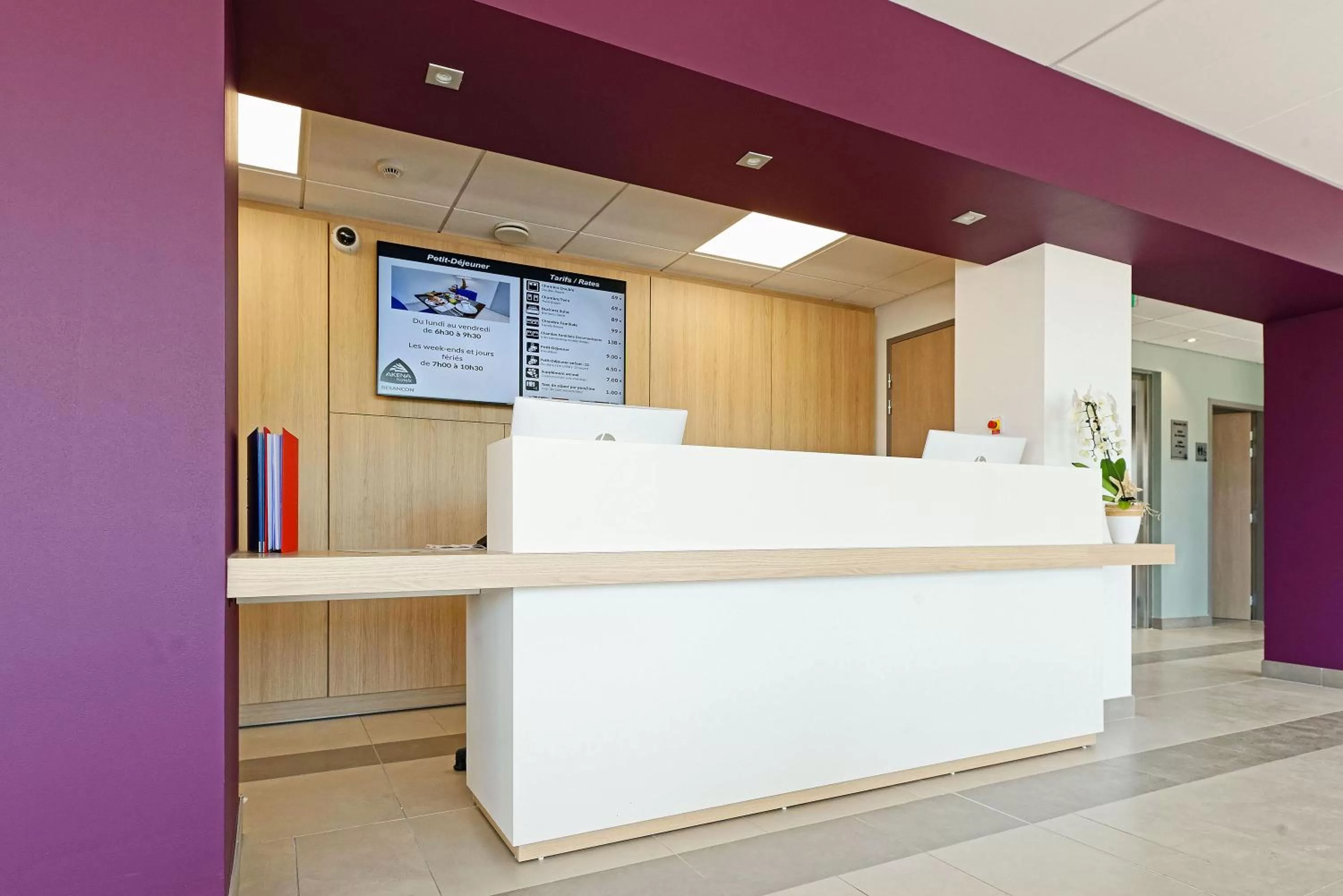 Lobby or reception in Hôtel AKENA Besançon