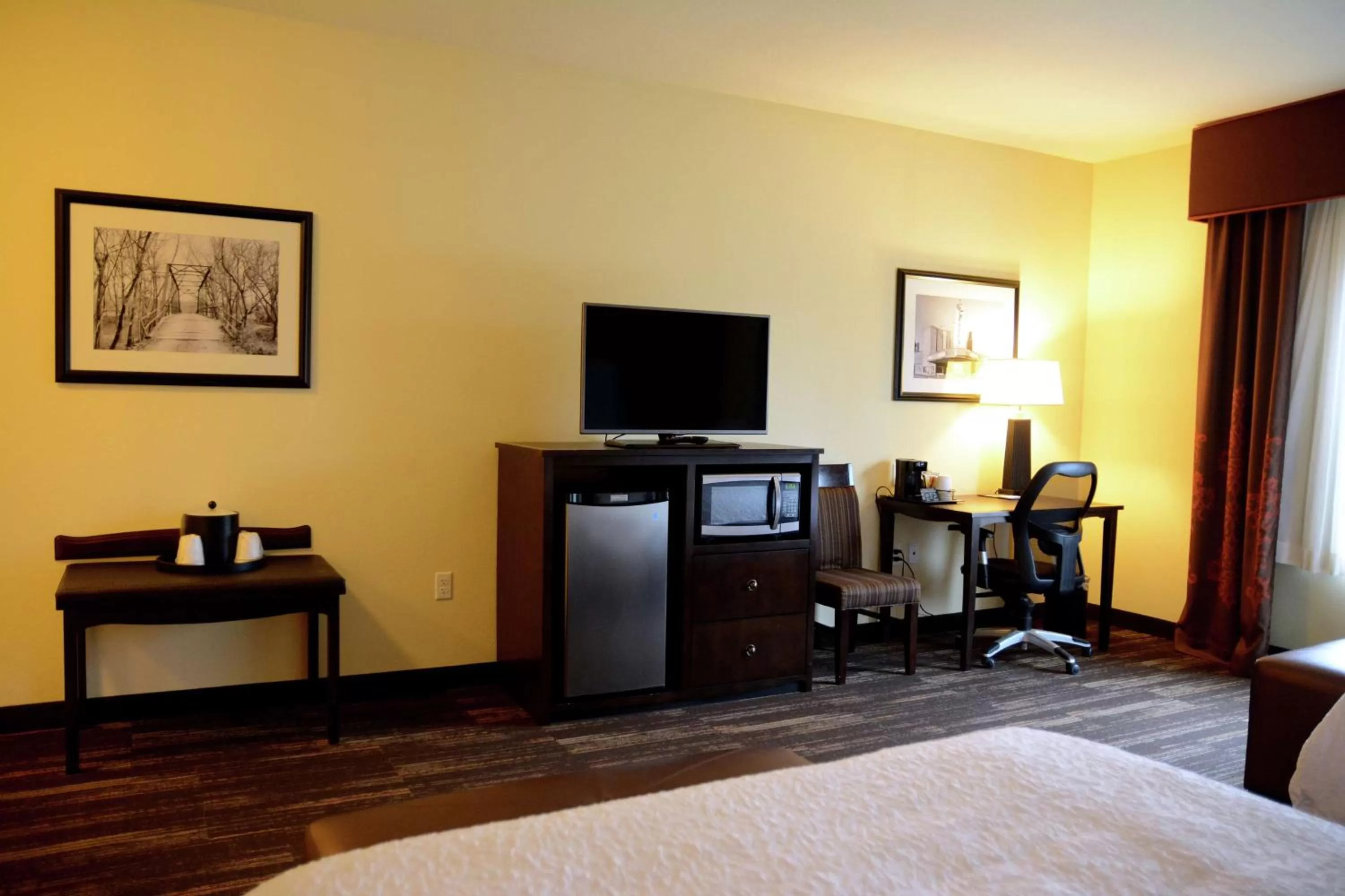 Bedroom, Bed in Hampton Inn Poplar Bluff