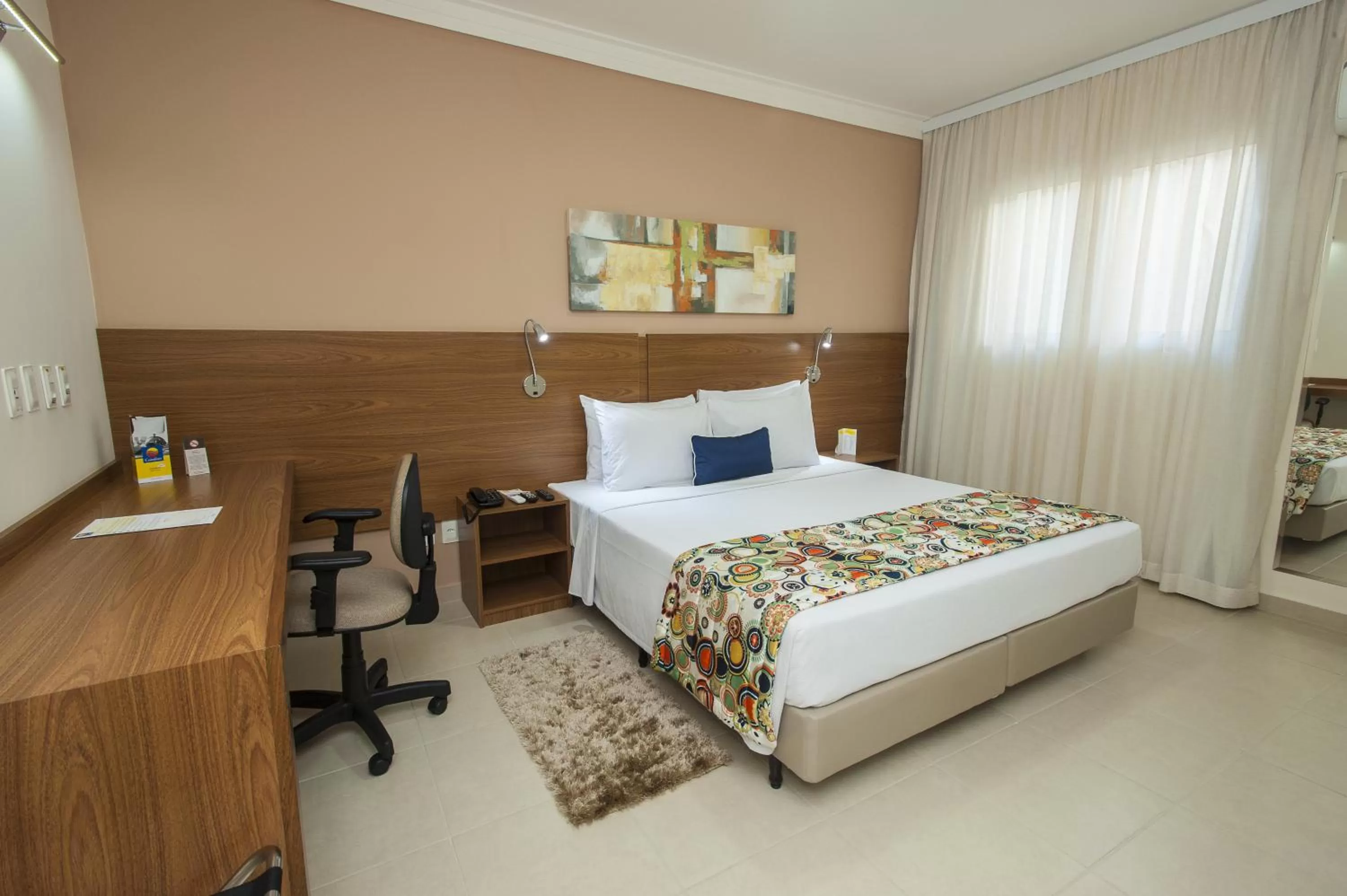 Shower, Bed in Comfort Hotel Bauru
