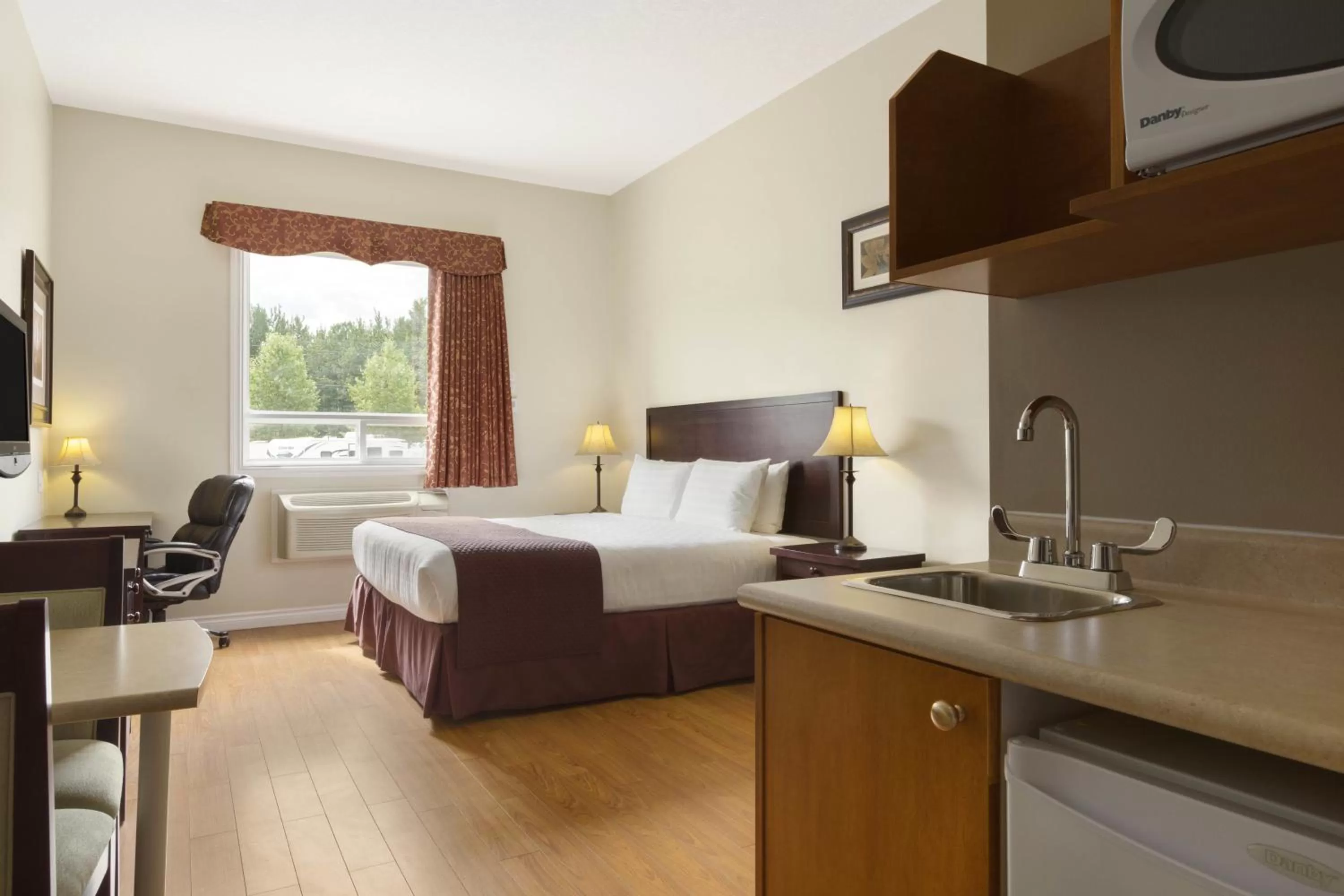 Bedroom, Bed in Days Inn by Wyndham Chetwynd