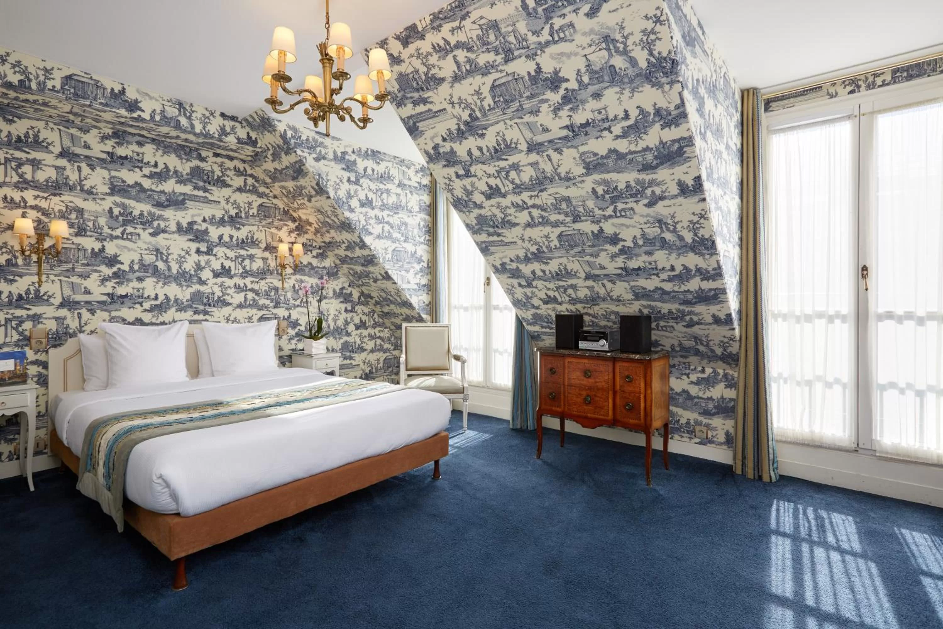 Photo of the whole room, Bed in Hôtel Mayfair Paris