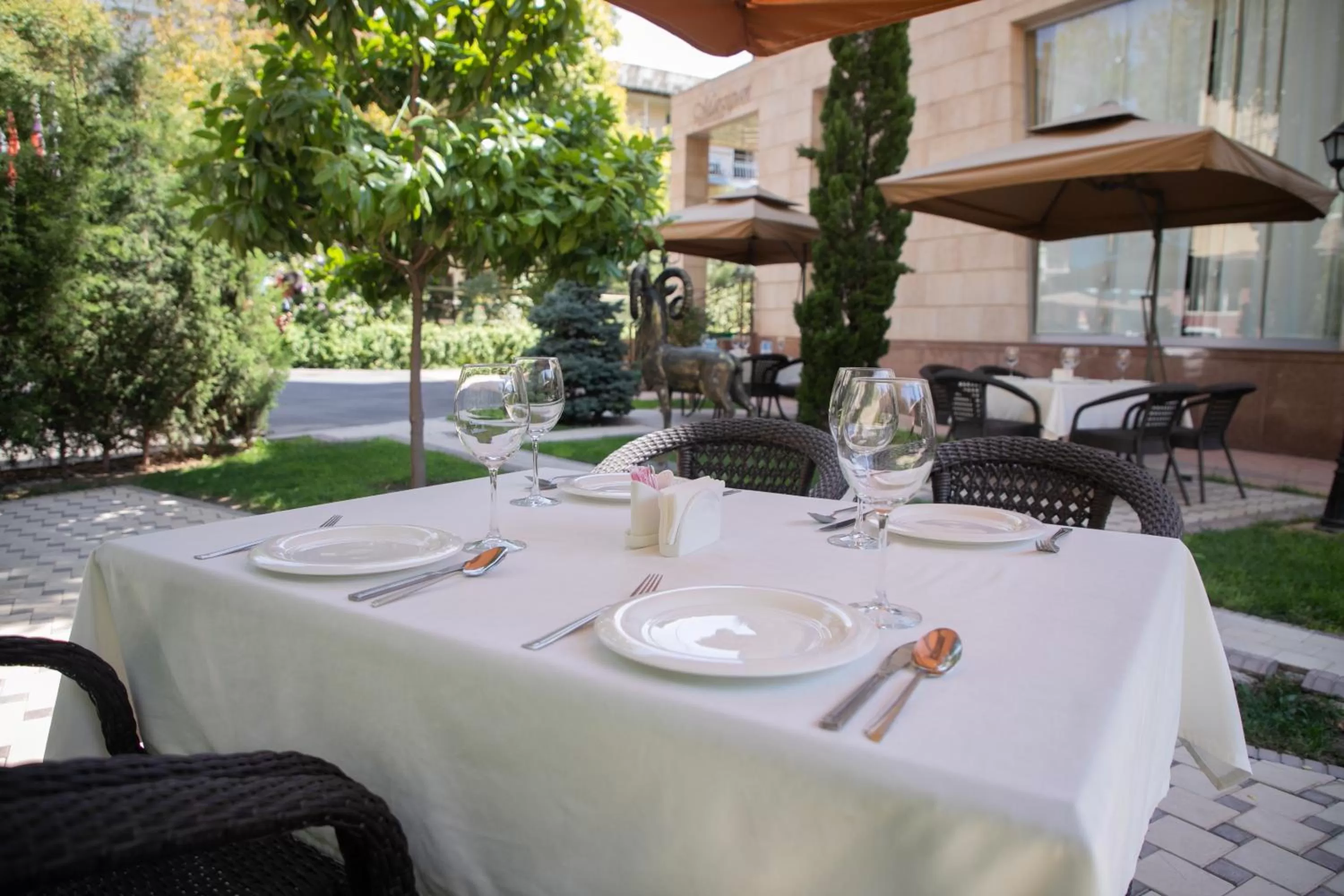 Restaurant/places to eat in Gloria Hotel