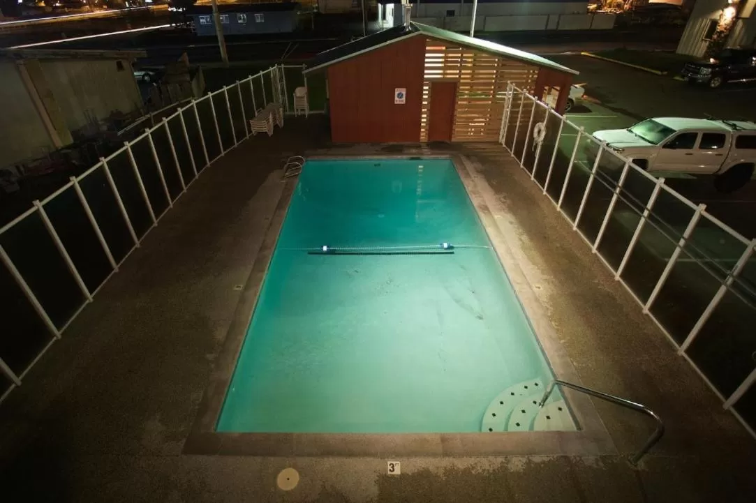 Swimming pool in Cousin's Country Inn