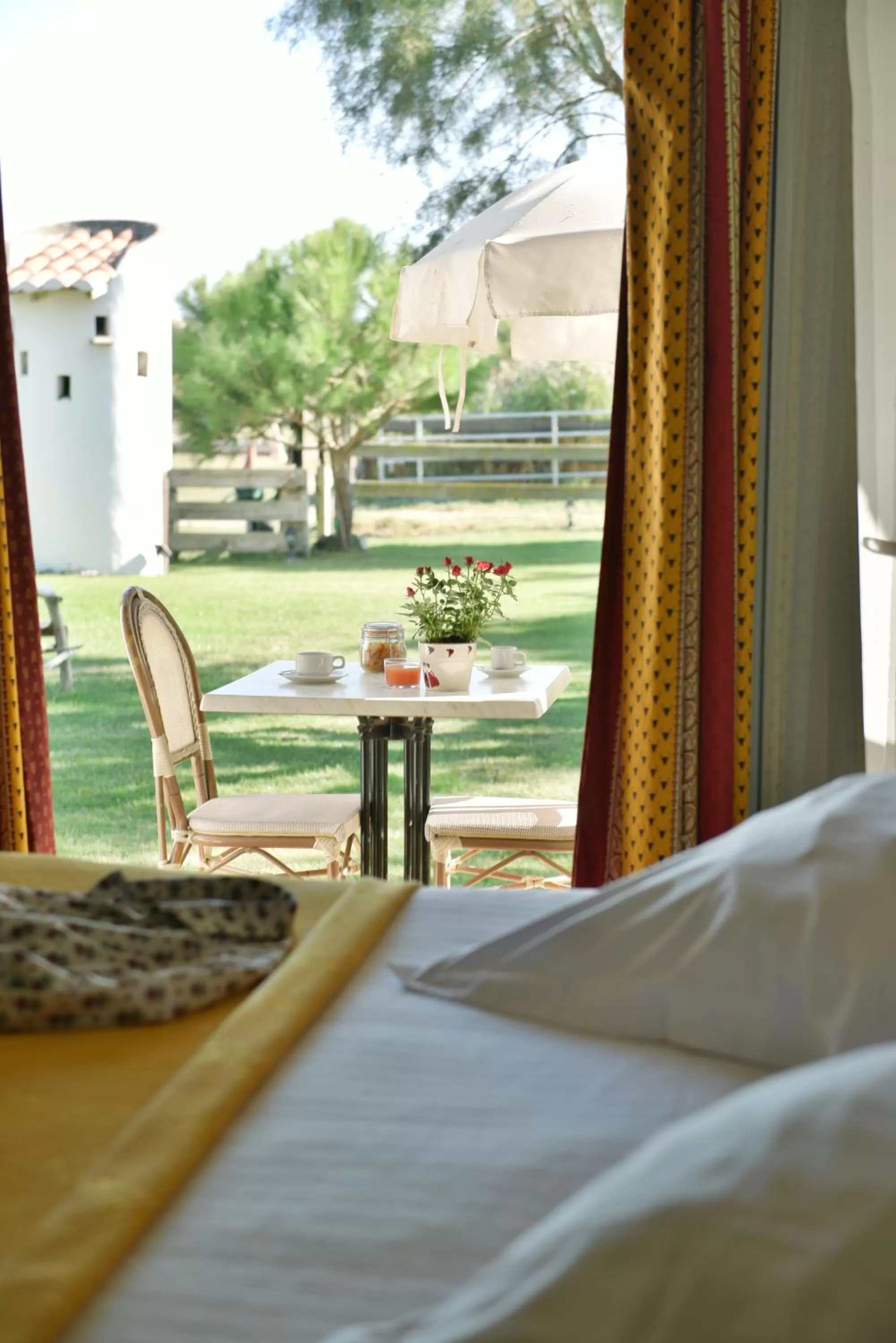 Bed in Mas de la Grenouillère Hôtel et Centre équestre en pleine nature