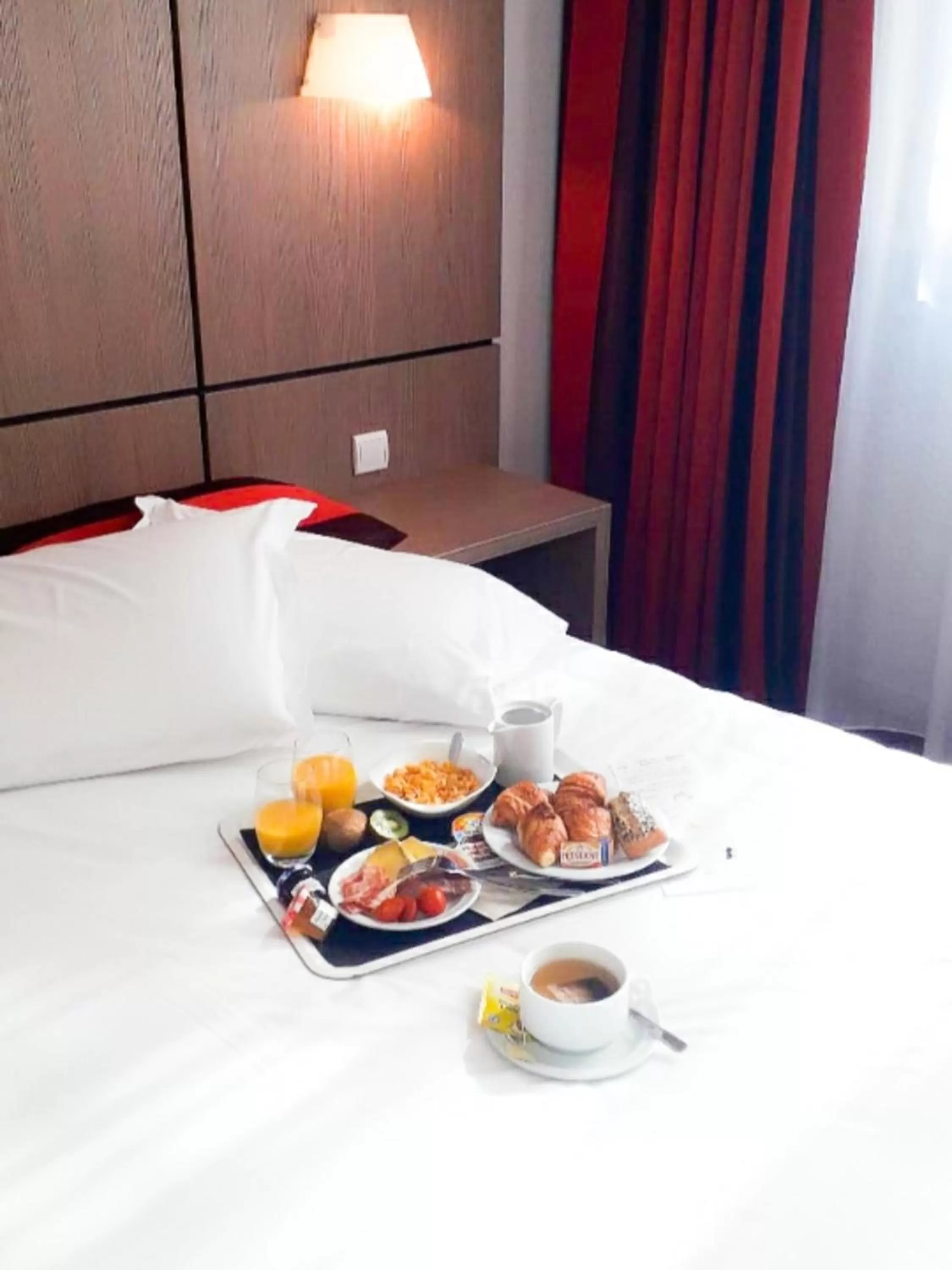 Buffet breakfast, Bed in Kyriad Grenoble Centre