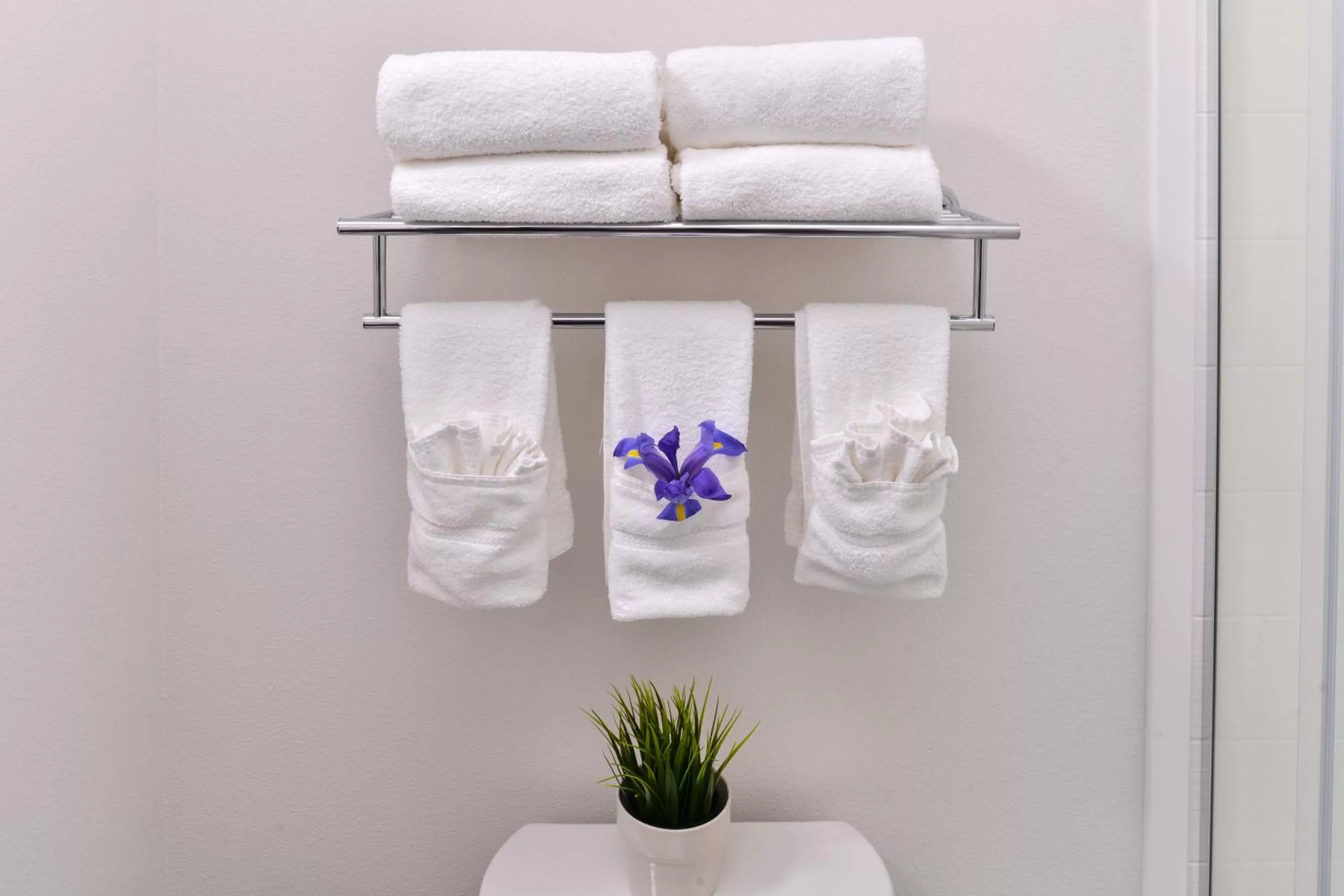 Bedroom in Holiday Inn Express & Suites San Diego - Mission Valley by IHG