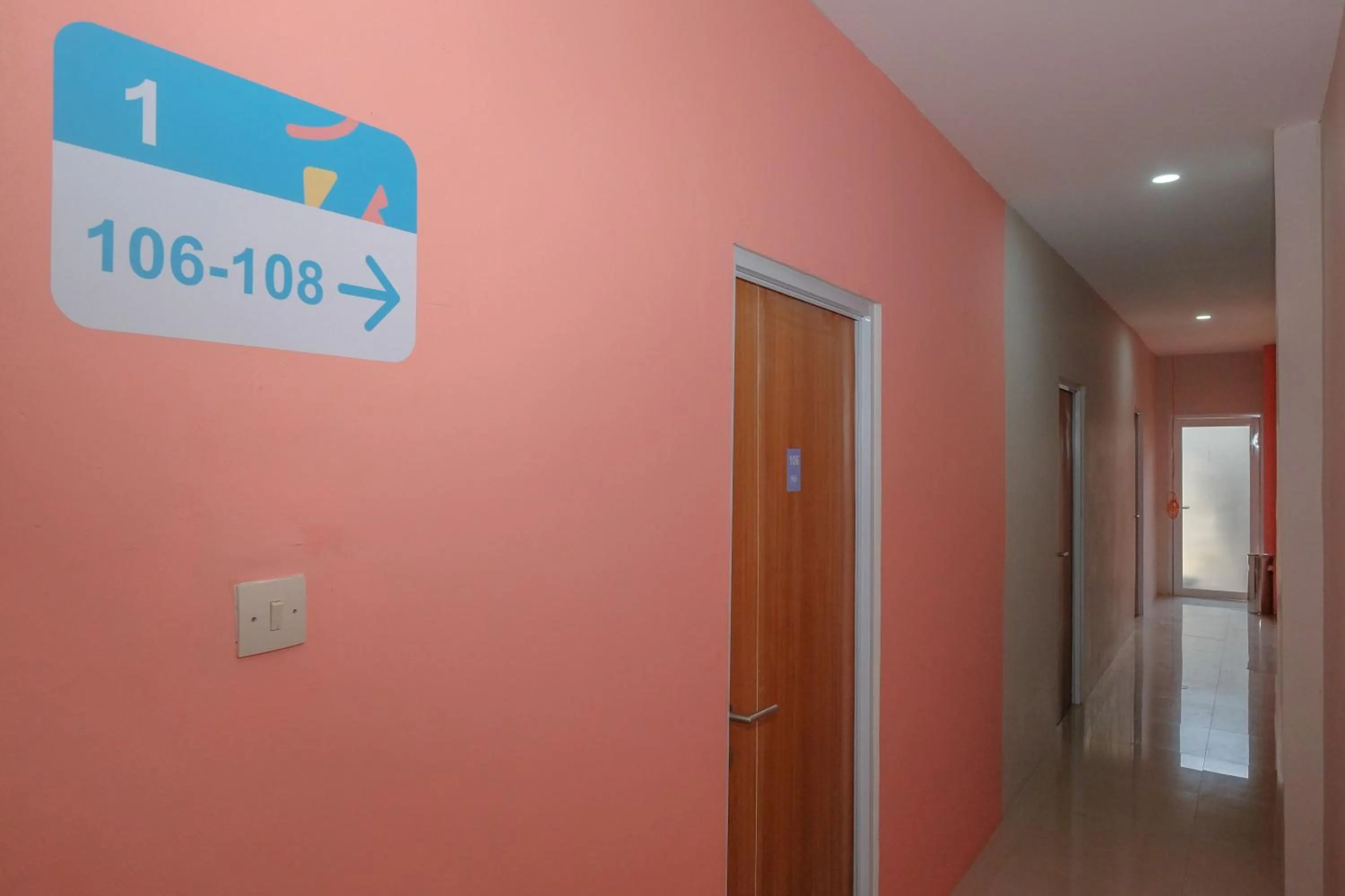 Property logo or sign in Sans Hotel Tiga Putri Semarang by RedDoorz