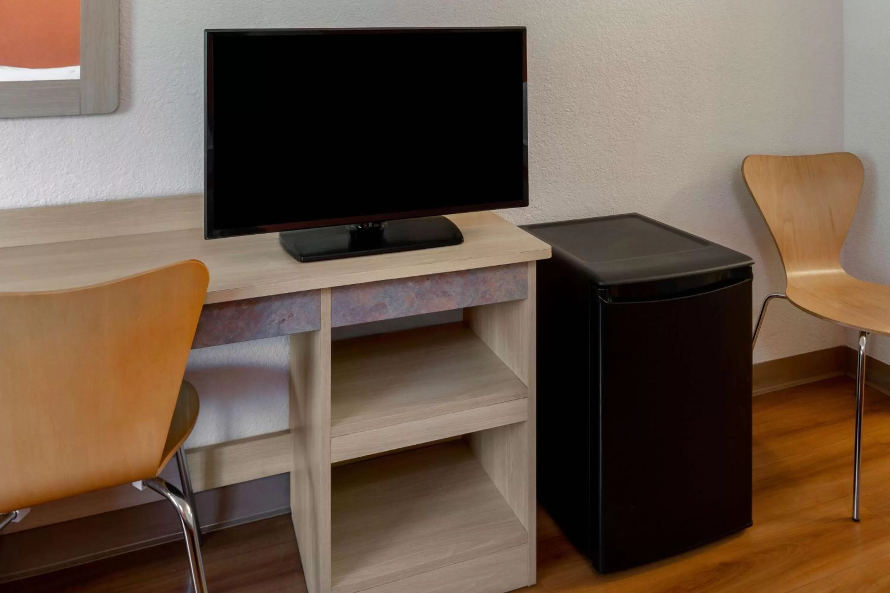 Photo of the whole room, TV/Entertainment Center in Motel 6-Sepulveda, CA - Los Angeles - Van Nuys - North Hills
