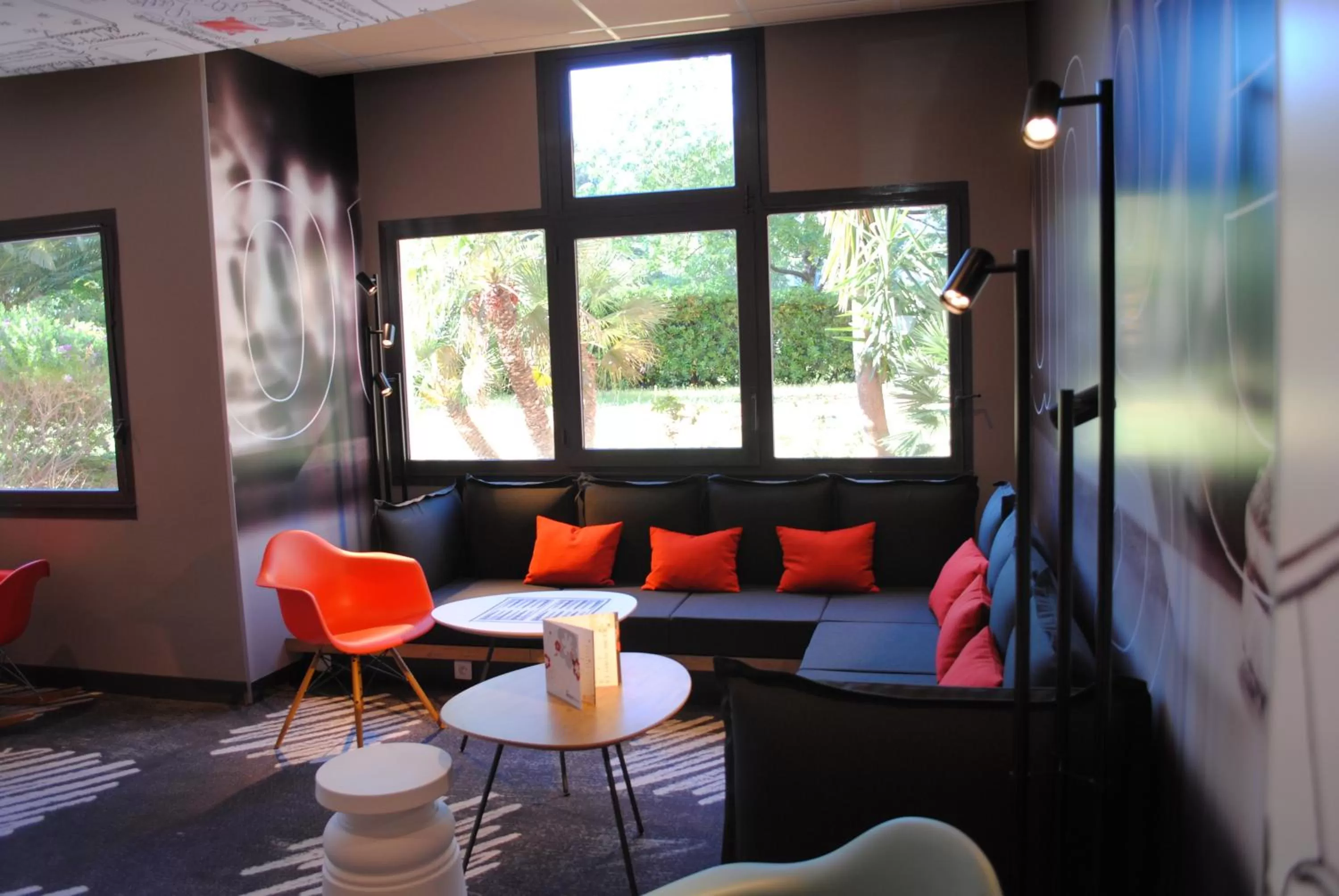 Lounge or bar in ibis Hyeres Centre