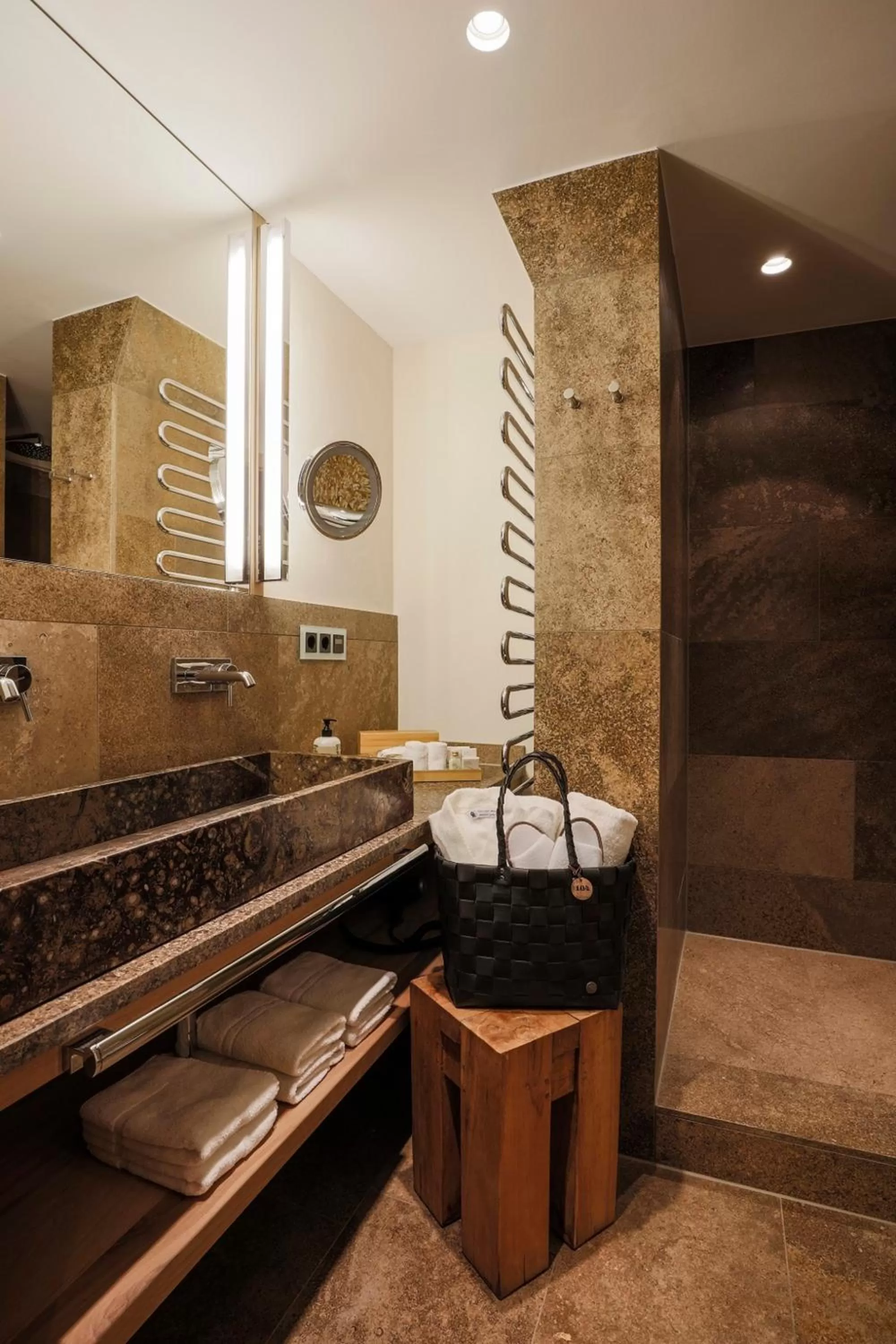 Bathroom in Staudacherhof in Garmisch-Partenkirchen I Blick aufs Zugspitzmassiv I einzigartige Bayurvida Küche