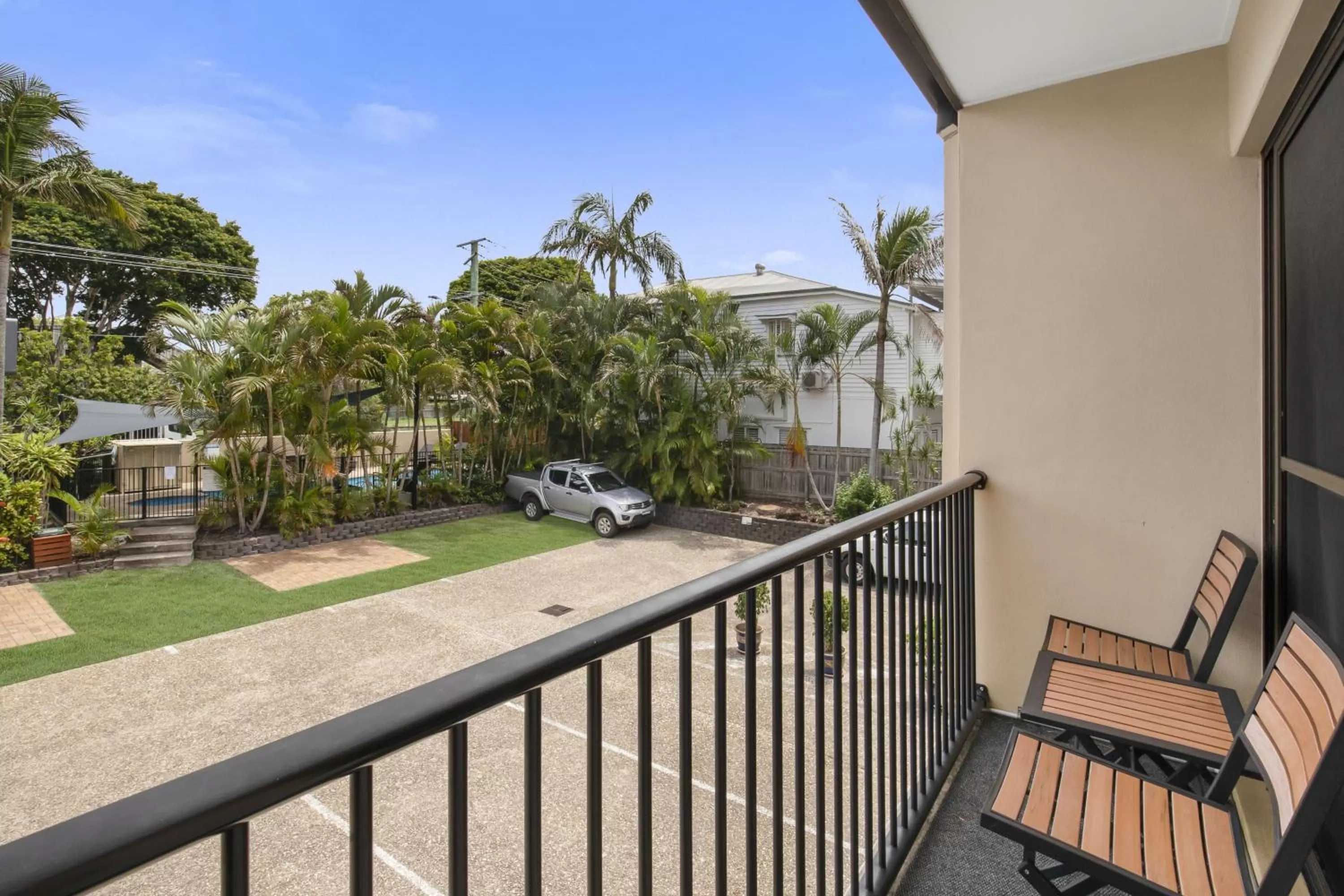 Balcony/Terrace in Best Western Airport 85 Motel