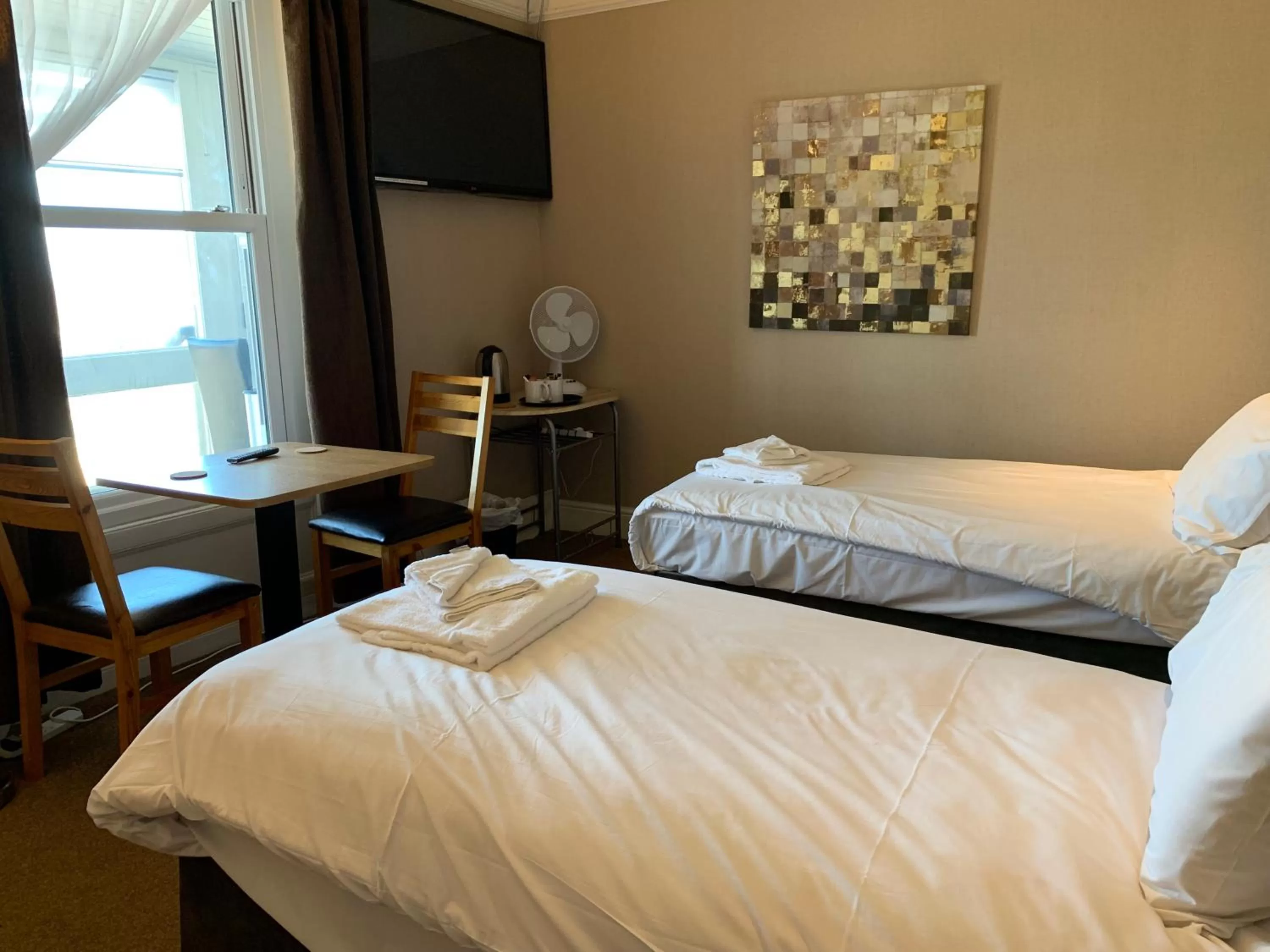 Bedroom, Bed in The Royal Clarence Hotel (on the Seafront)