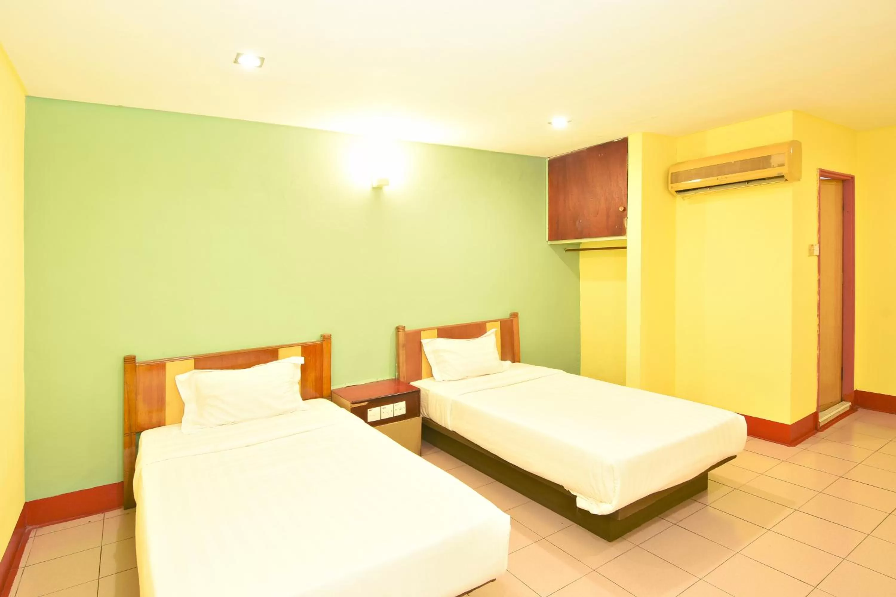 Bed in Mandarin Inn by Glex