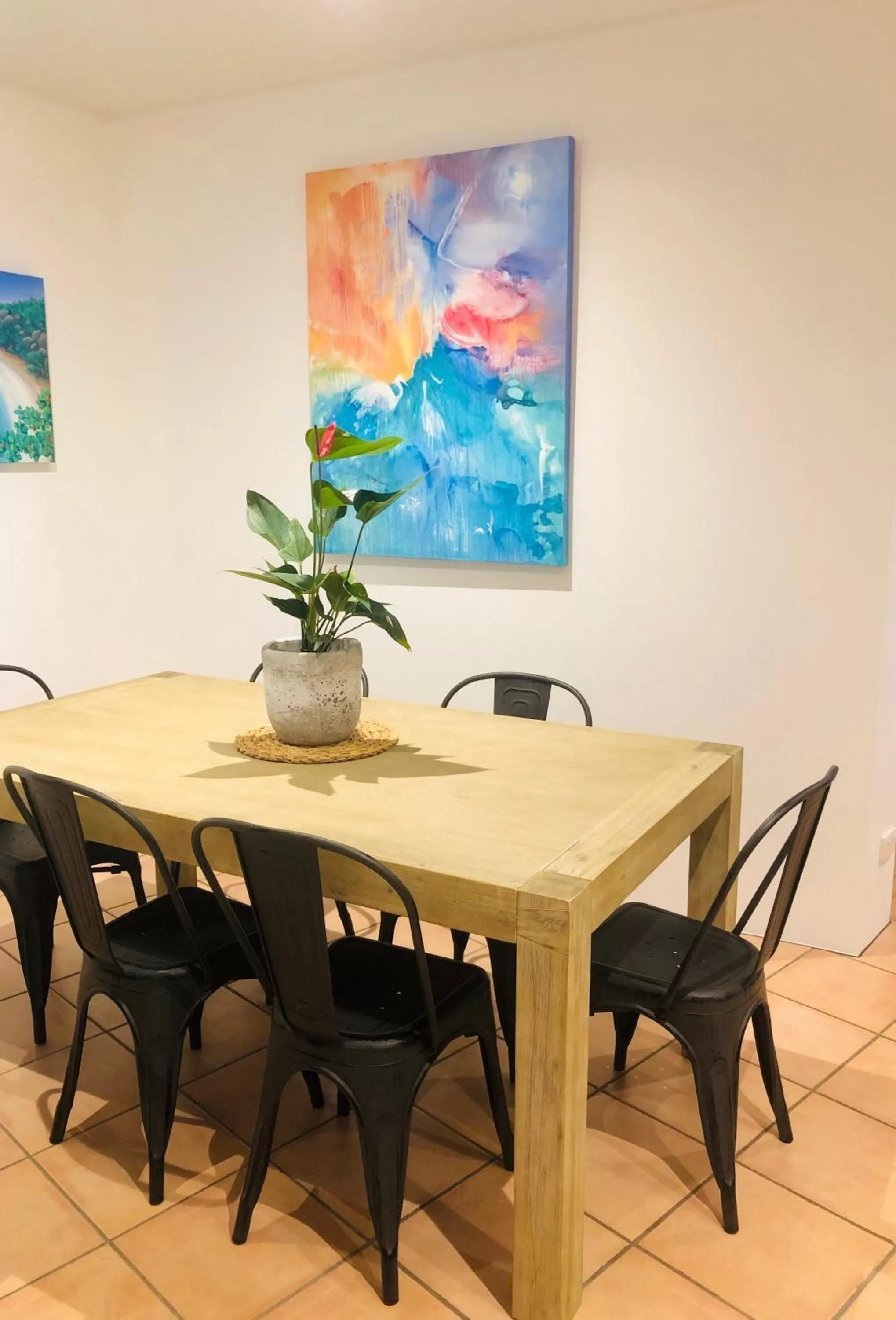 Dining area, TV/Entertainment Center in L'Auberge Noosa