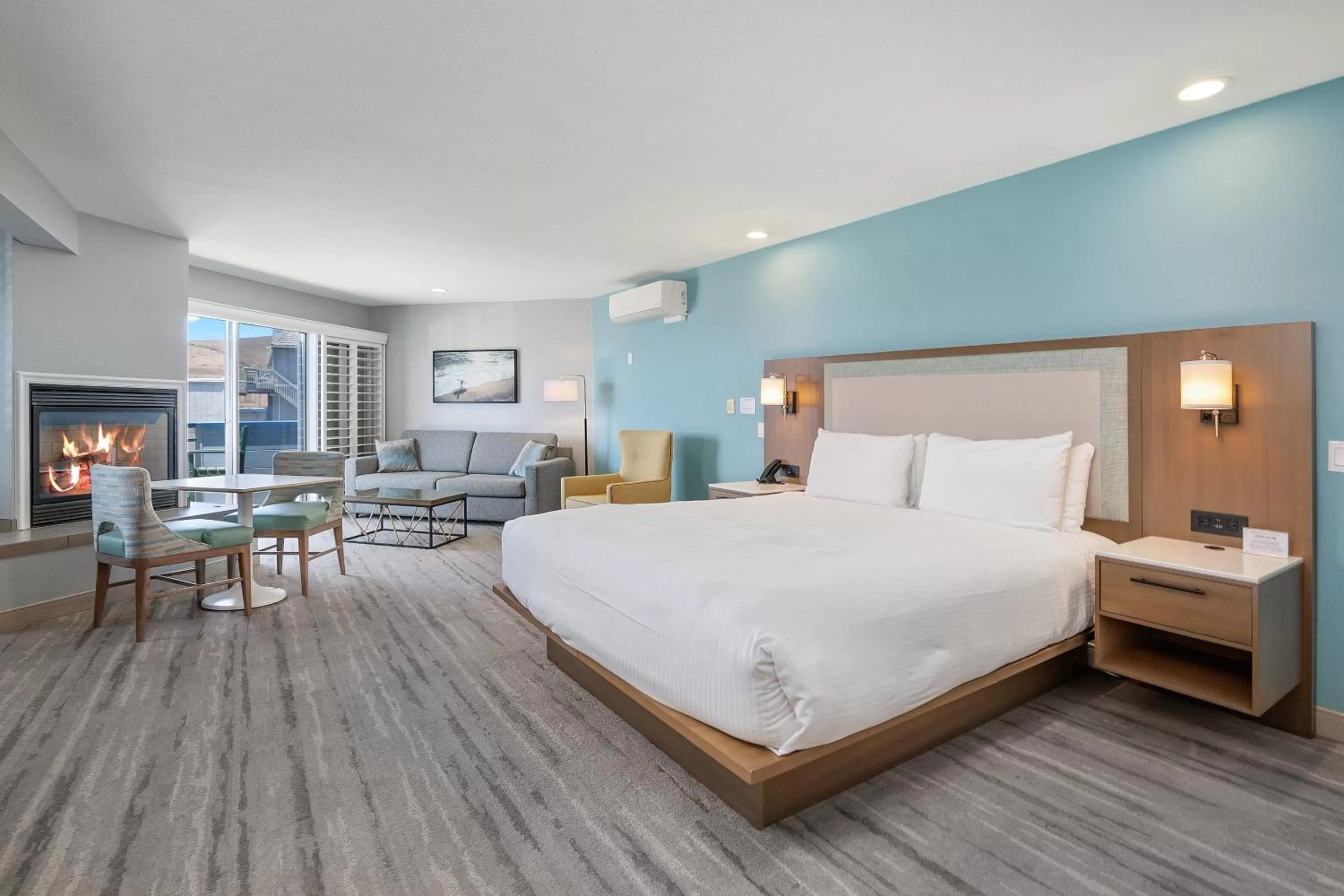 Living room, Bed in Shoreline Inn...on the beach