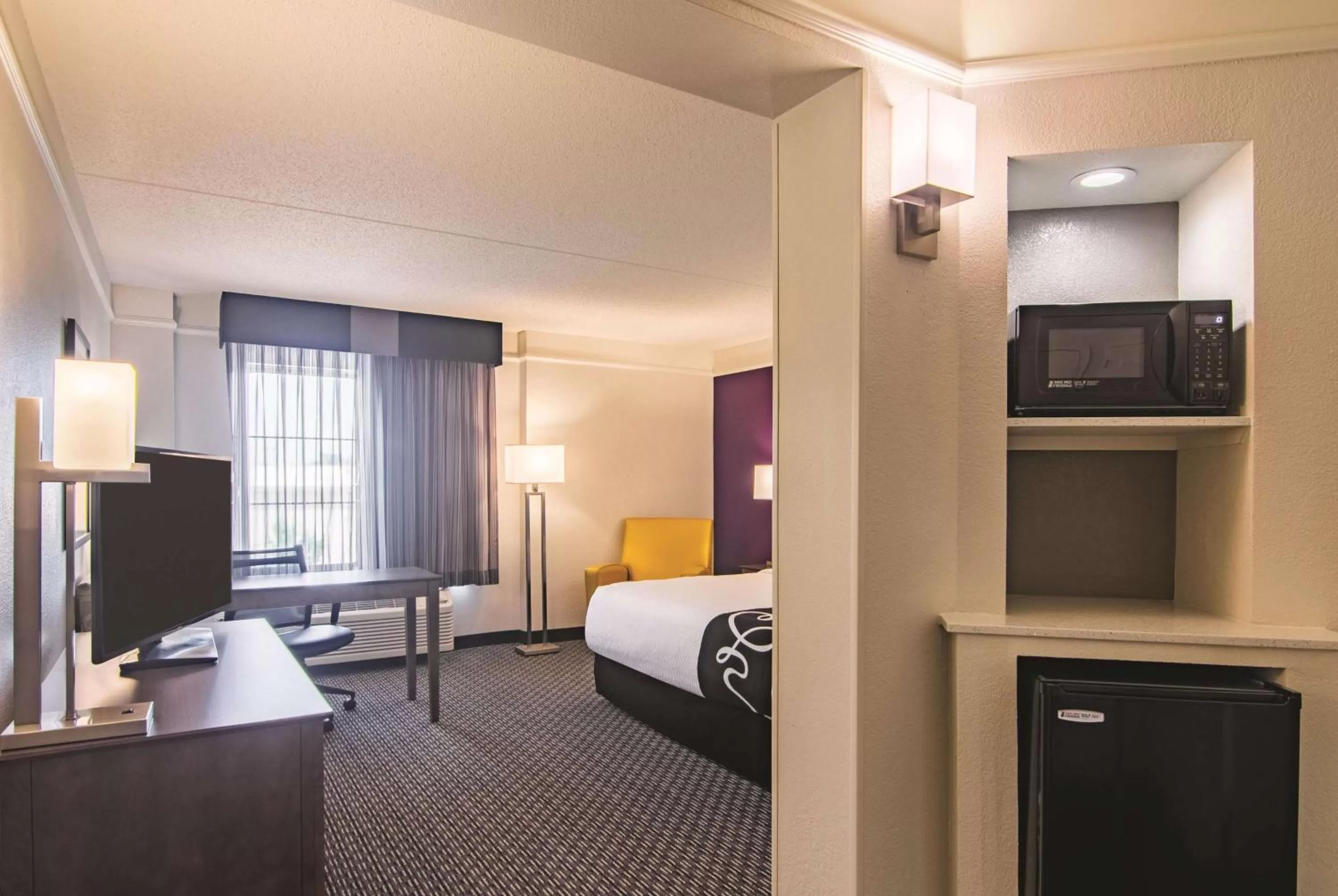 Photo of the whole room, Bed in La Quinta by Wyndham Oklahoma City Norman