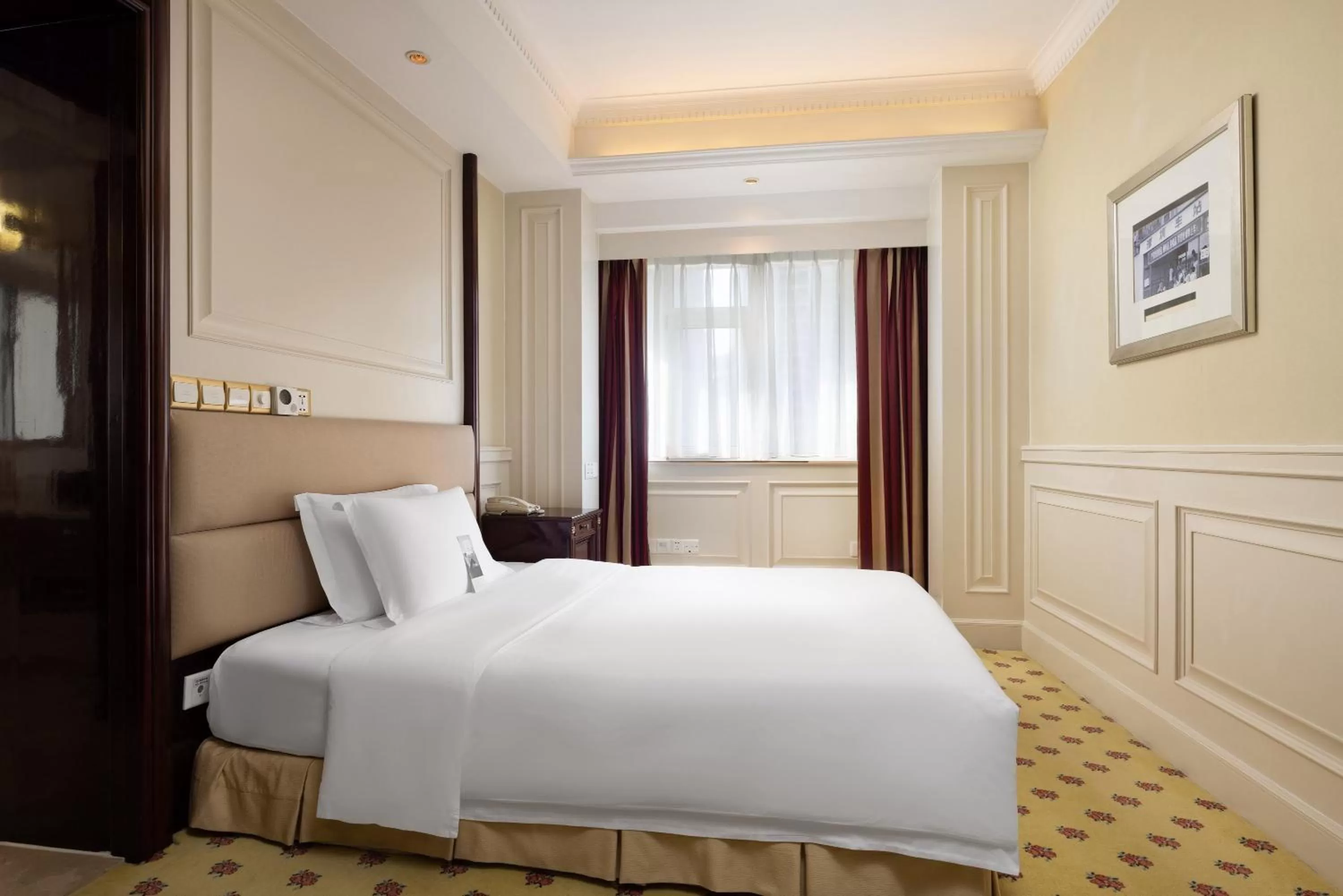 Photo of the whole room, Bed in Crowne Plaza Hotel & Suites Landmark Shenzhen, an IHG Hotel - Nearby Luohu Border, Indoor heated swimming pool, Receive RMB100 SPA coupon upon check-in