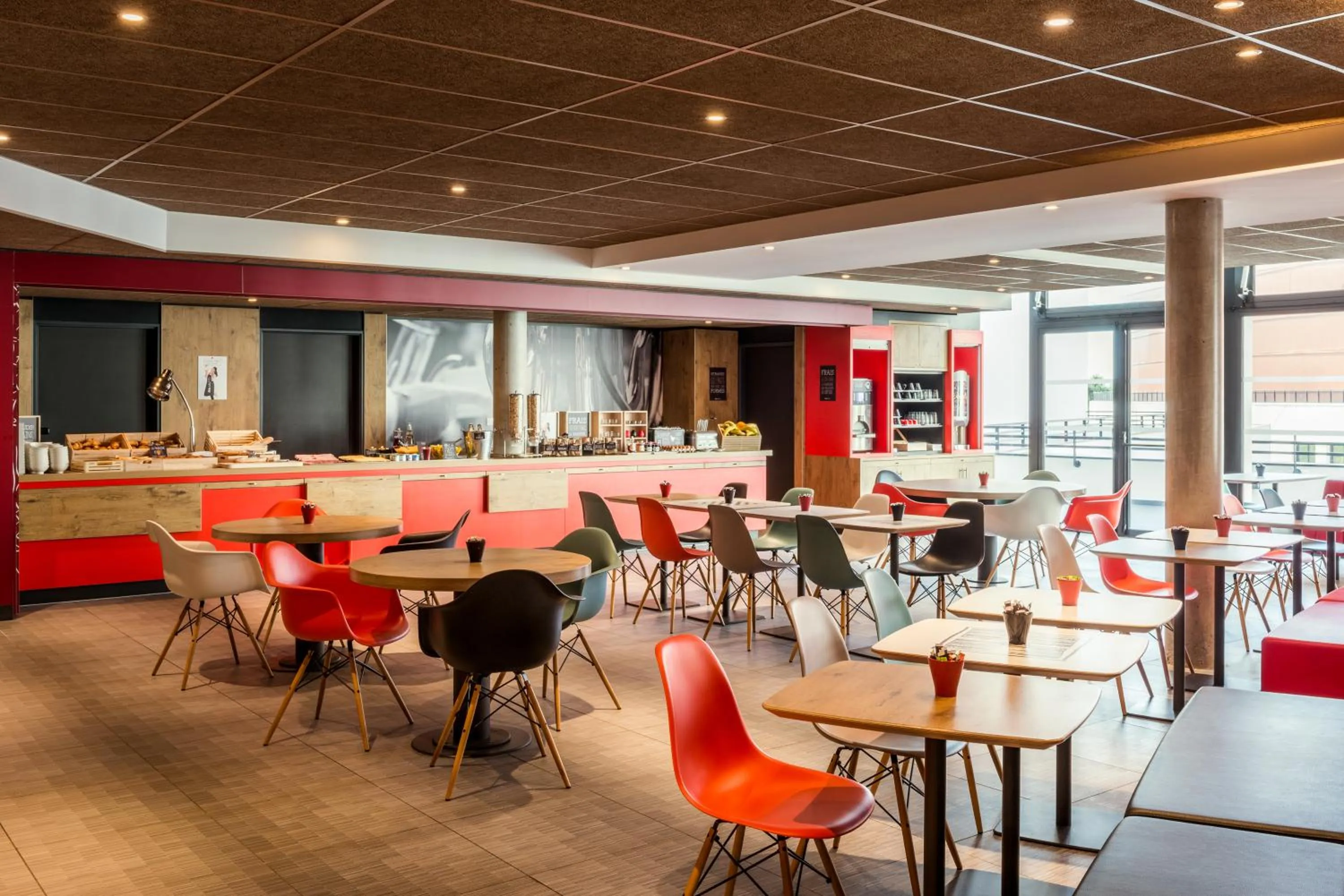 Buffet breakfast in ibis Saint Quentin en Yvelines - Vélodrome
