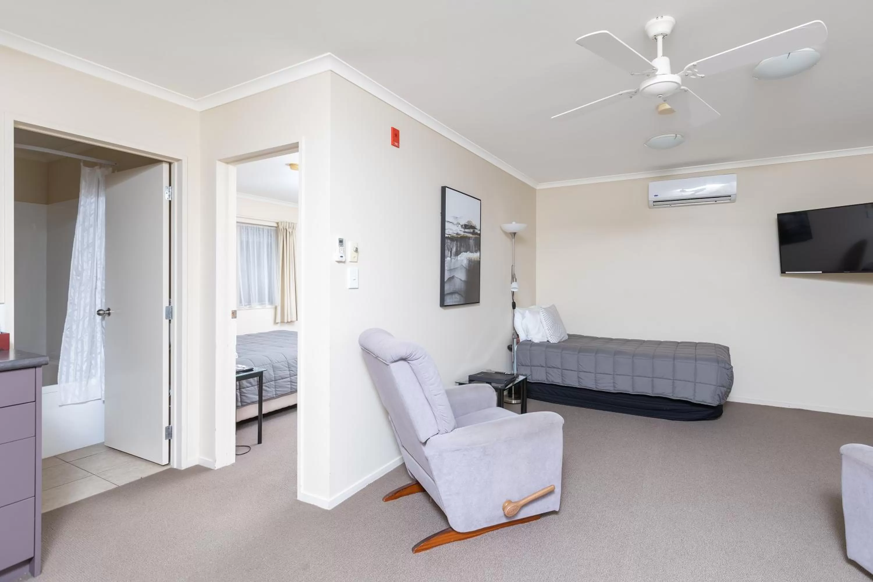 TV and multimedia, Seating Area in BK's Chardonnay Motor Lodge