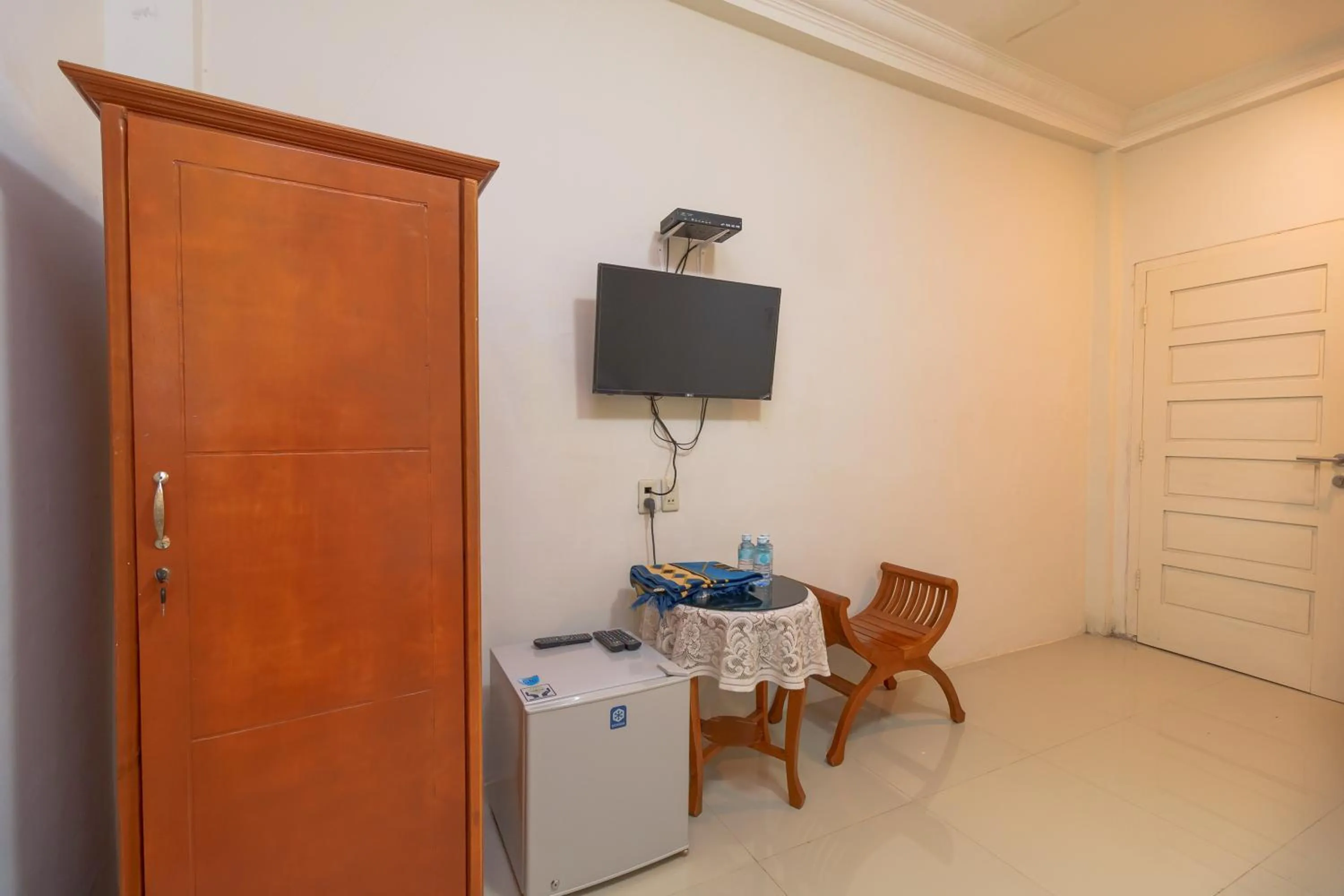 TV and multimedia in RedDoorz Syariah @ Panglima Nyak Makam Aceh