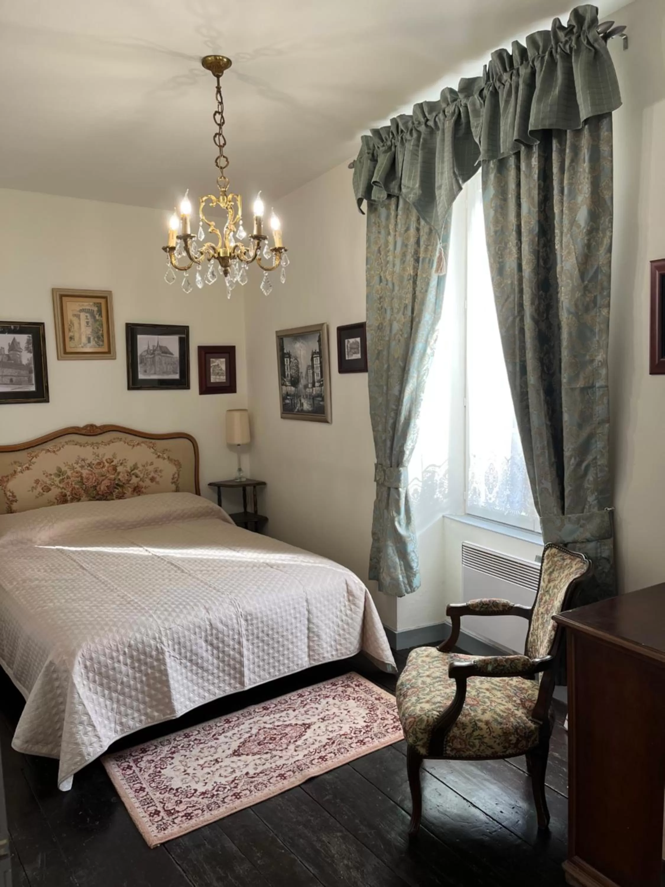 Bedroom, Bed in Le Perroquet Vert