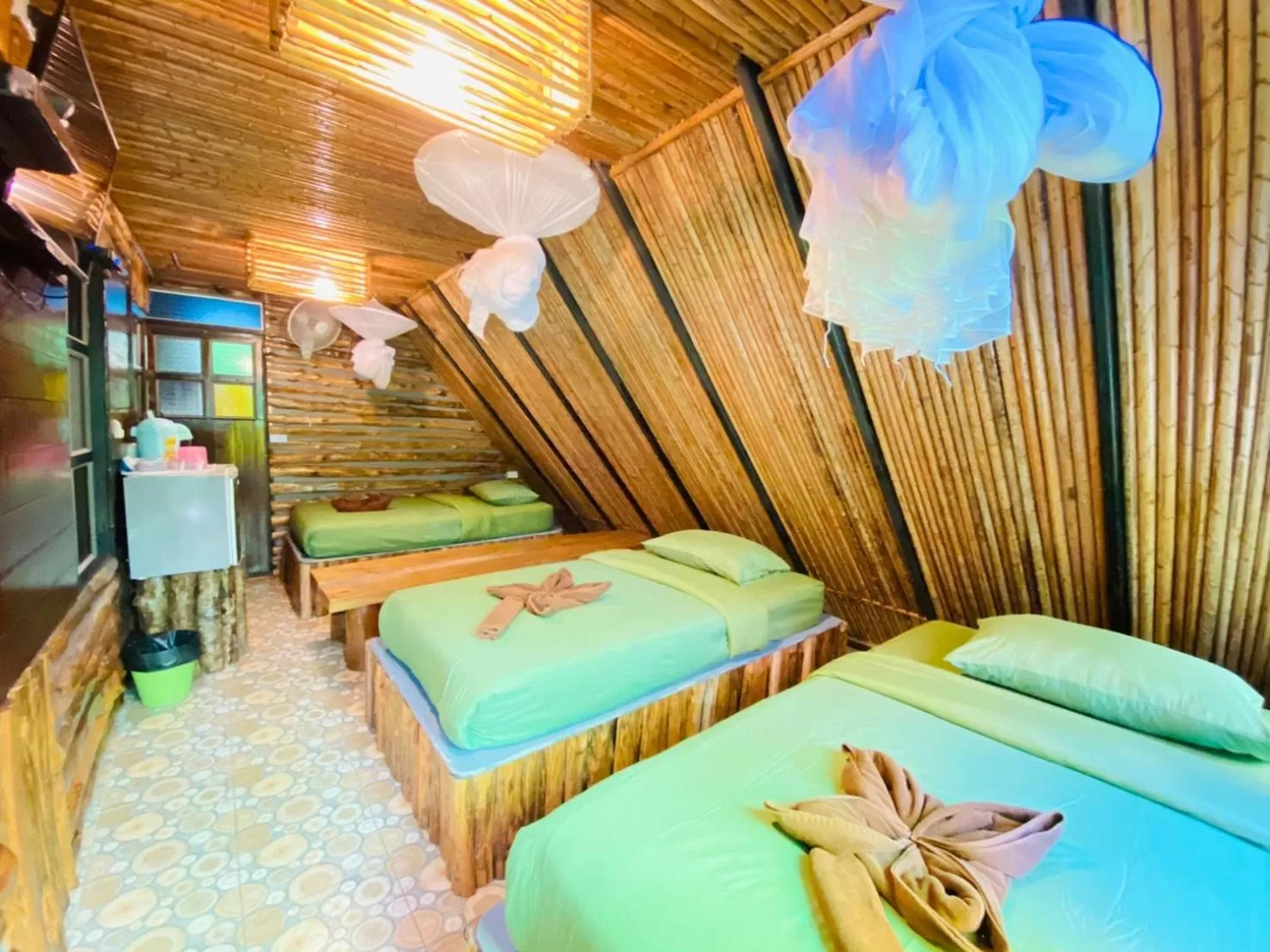 Photo of the whole room, Bed in Khao Sok Tree House Resort