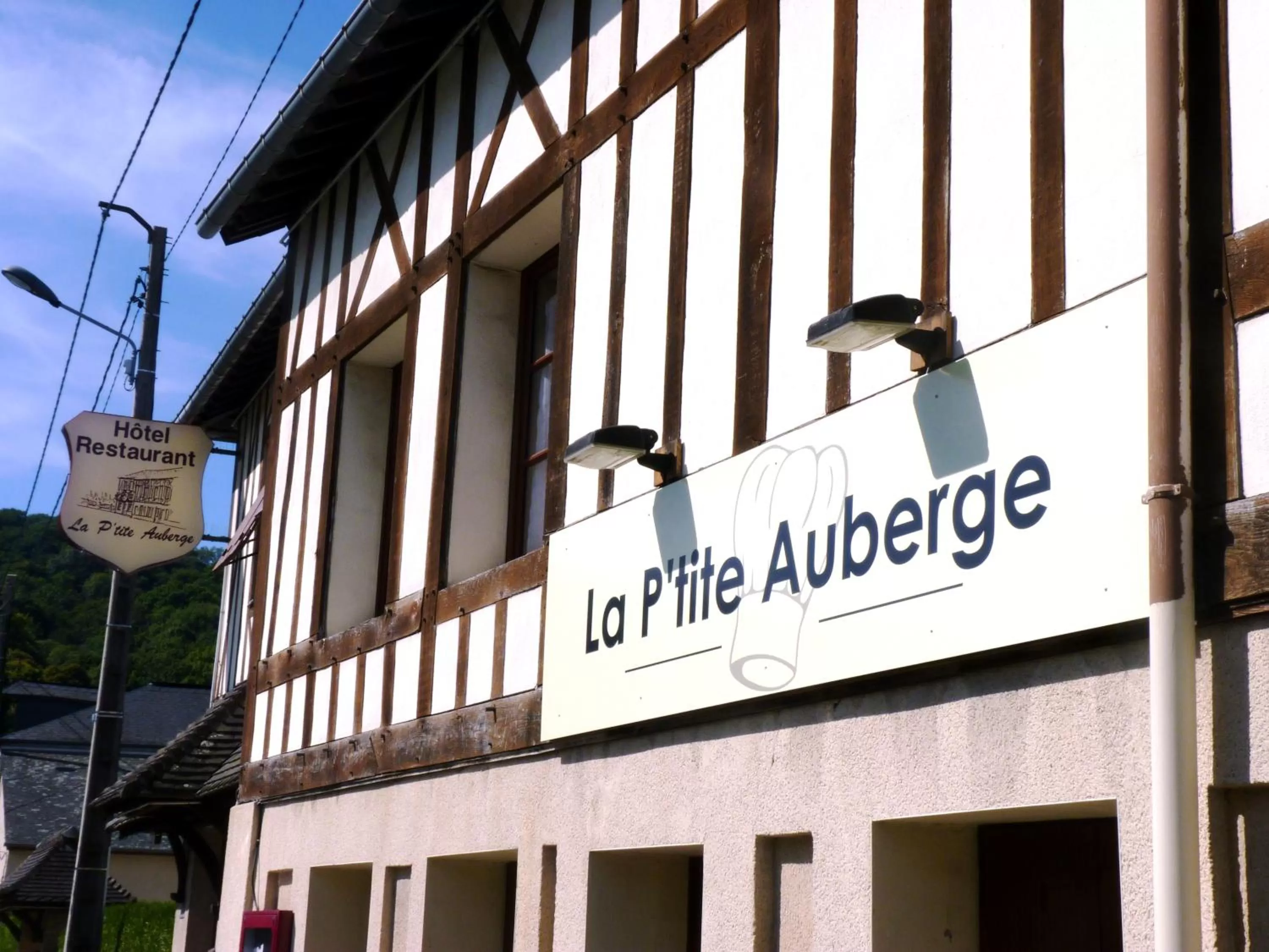 Facade/entrance in Hôtel-Restaurant La P'tite Auberge