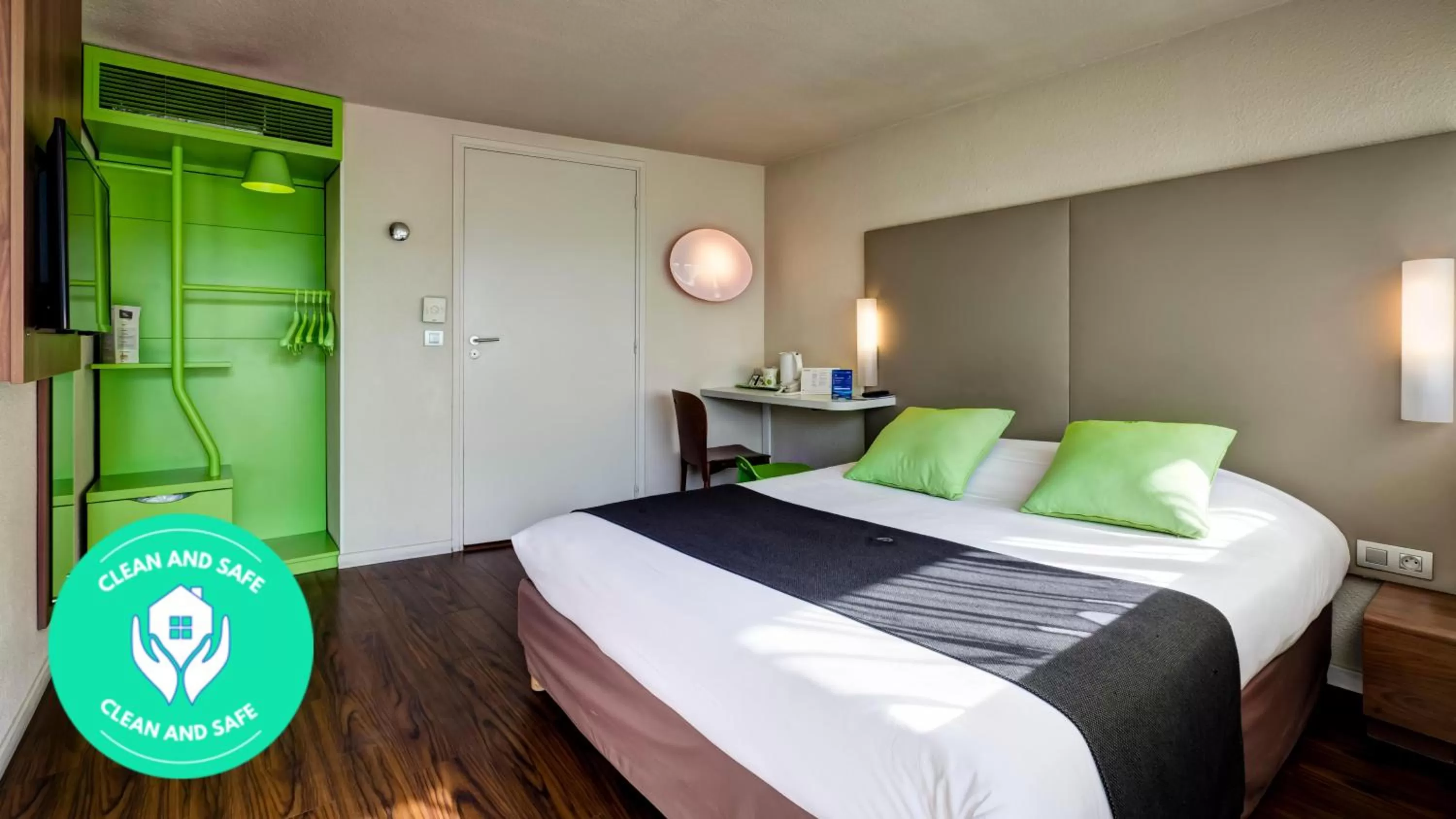 Bathroom, Bed in Campanile Evry Ouest - Corbeil Essonnes