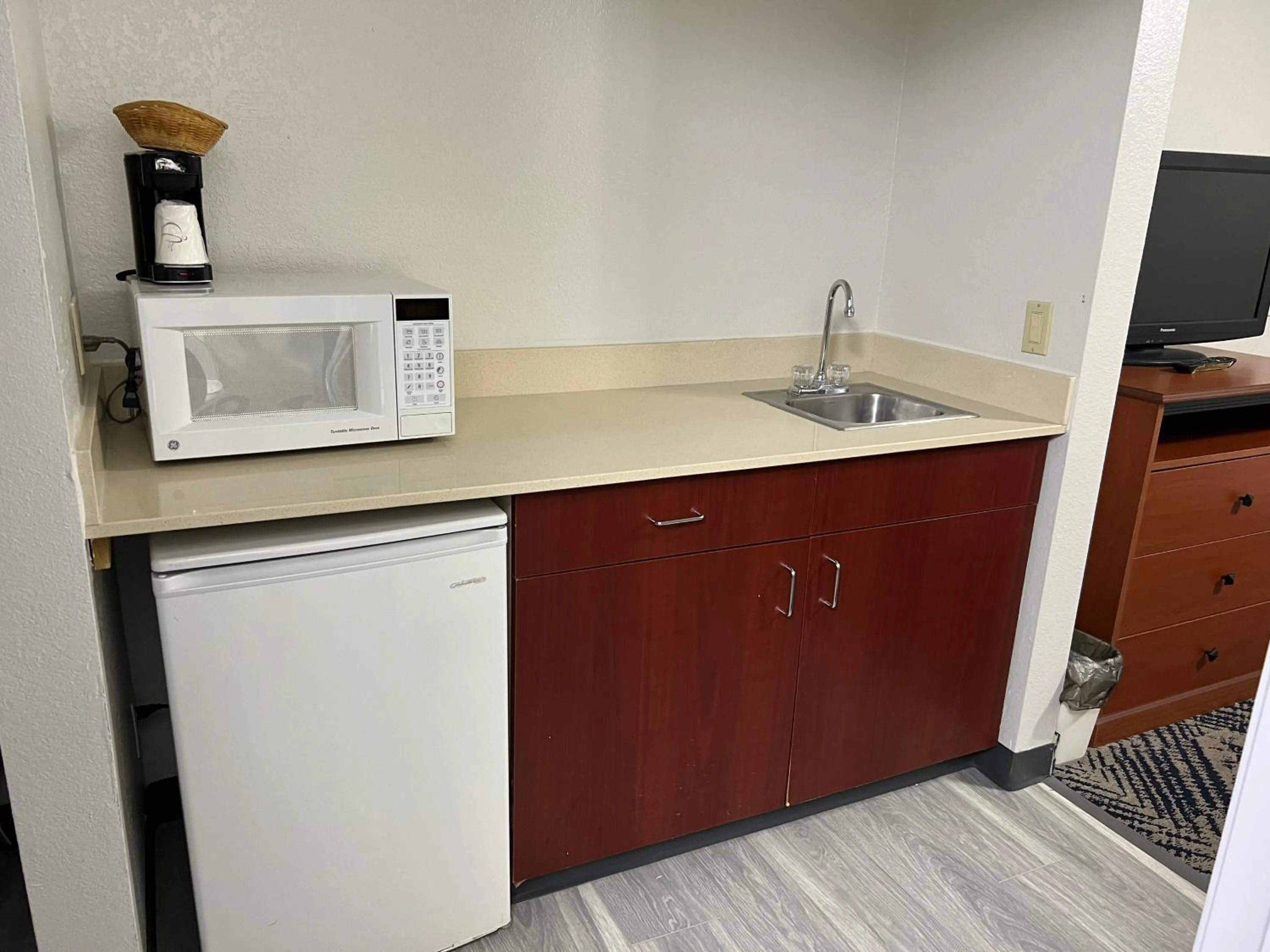 Coffee/tea facilities, Kitchen/Kitchenette in Baymont by Wyndham Omaha SW
