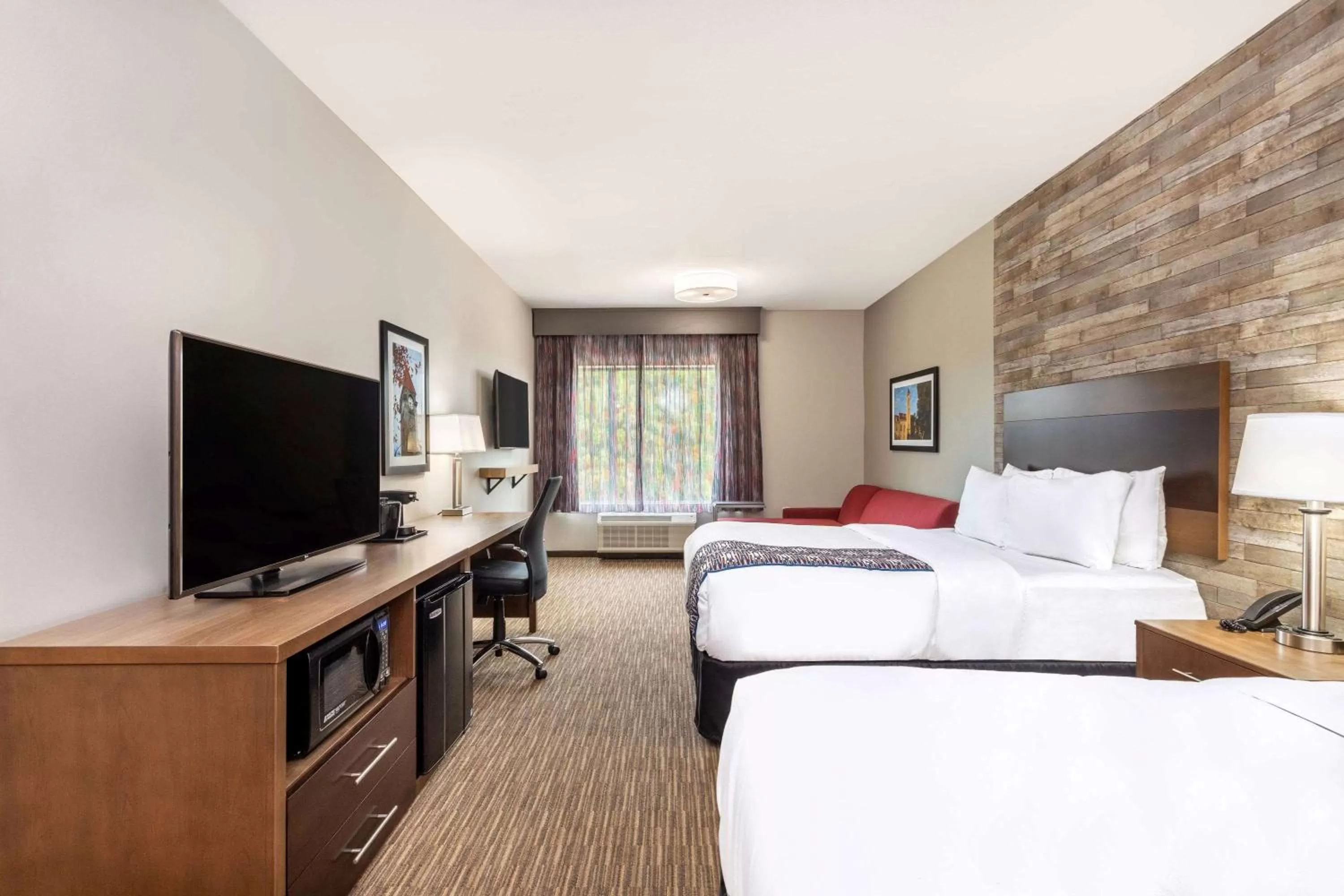 Photo of the whole room, Bed in La Quinta Inn and Suites by Wyndham Bloomington