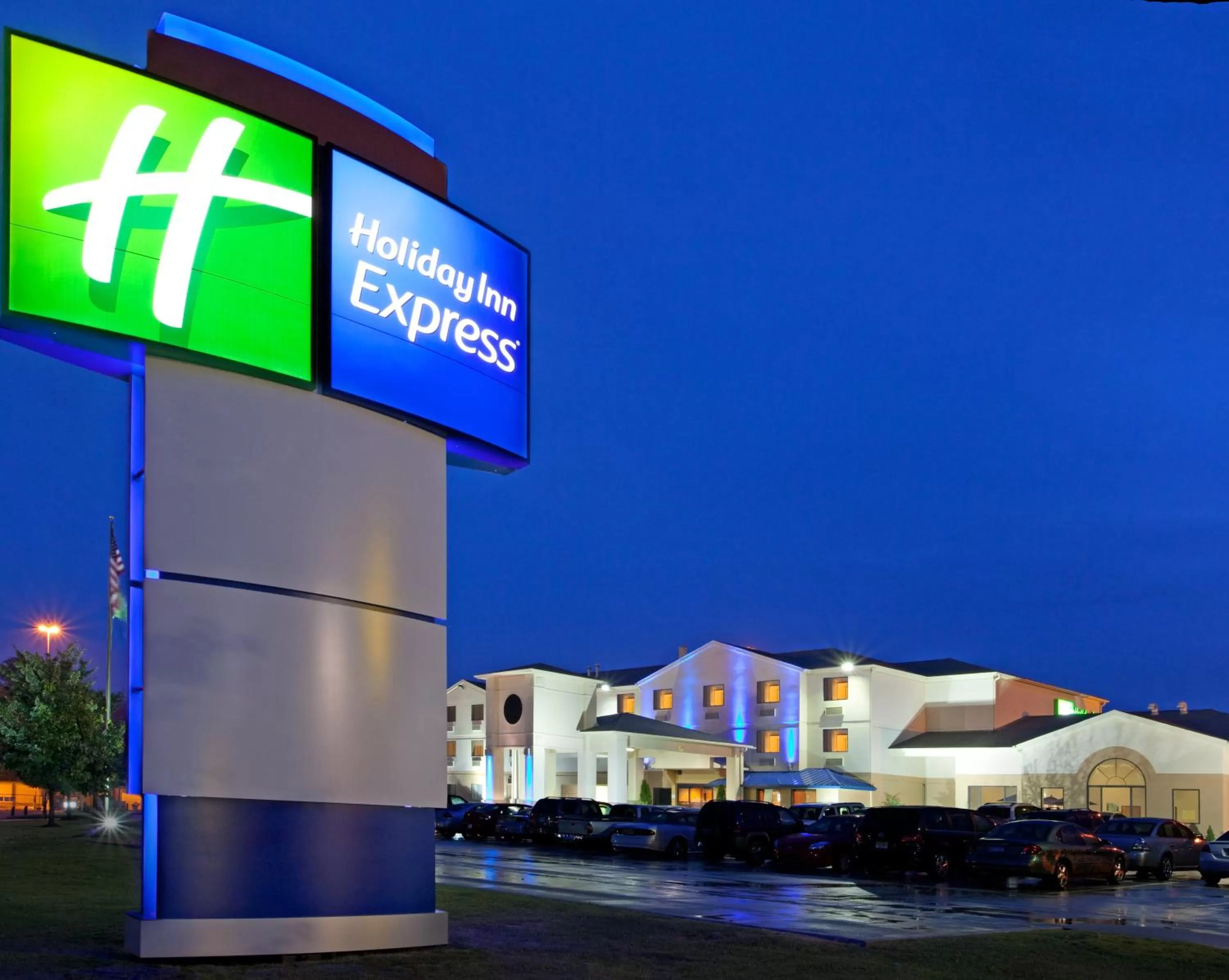 Property building in Holiday Inn Express Hotel Pittsburgh-North/Harmarville by IHG
