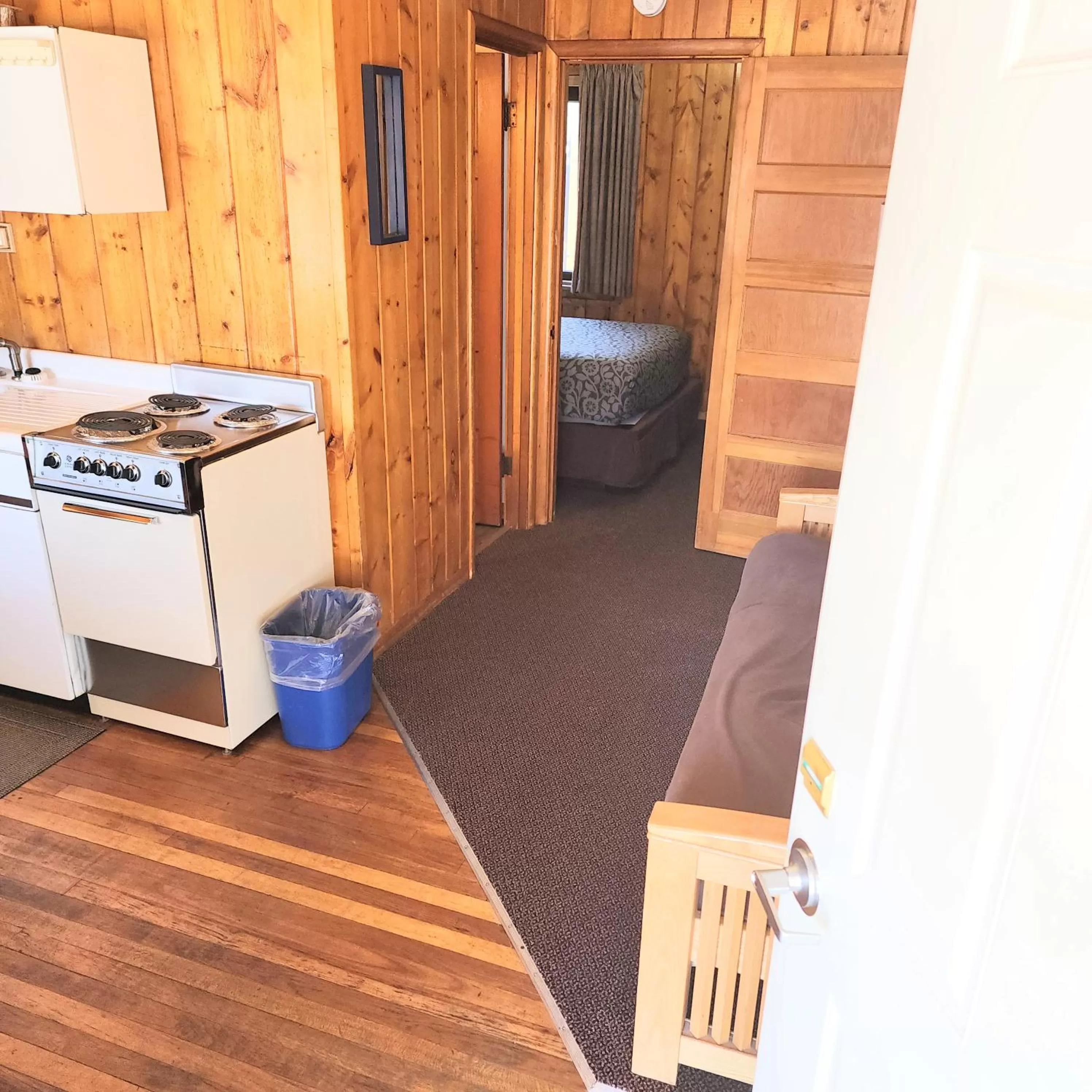 Kitchen or kitchenette in Canyon Motel near Rocky Mountain National Park