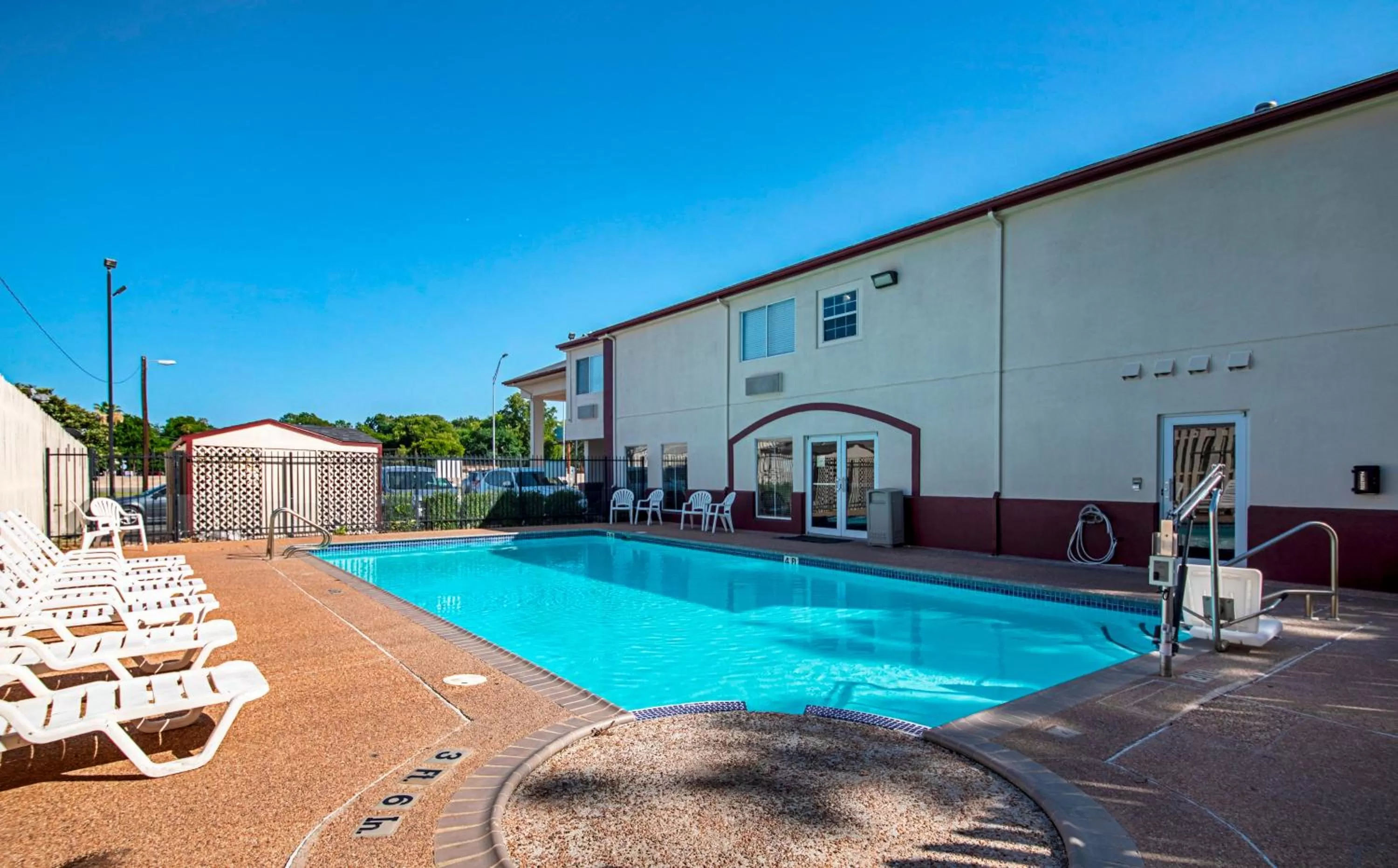 Swimming pool in Red Roof Inn San Marcos