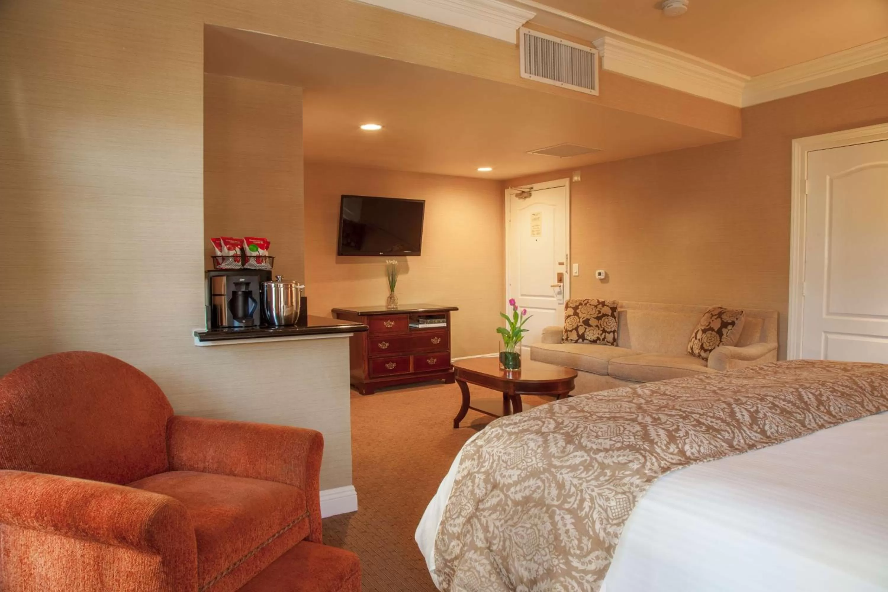 Photo of the whole room, Bed in Best Western Plus Sunset Plaza Hotel