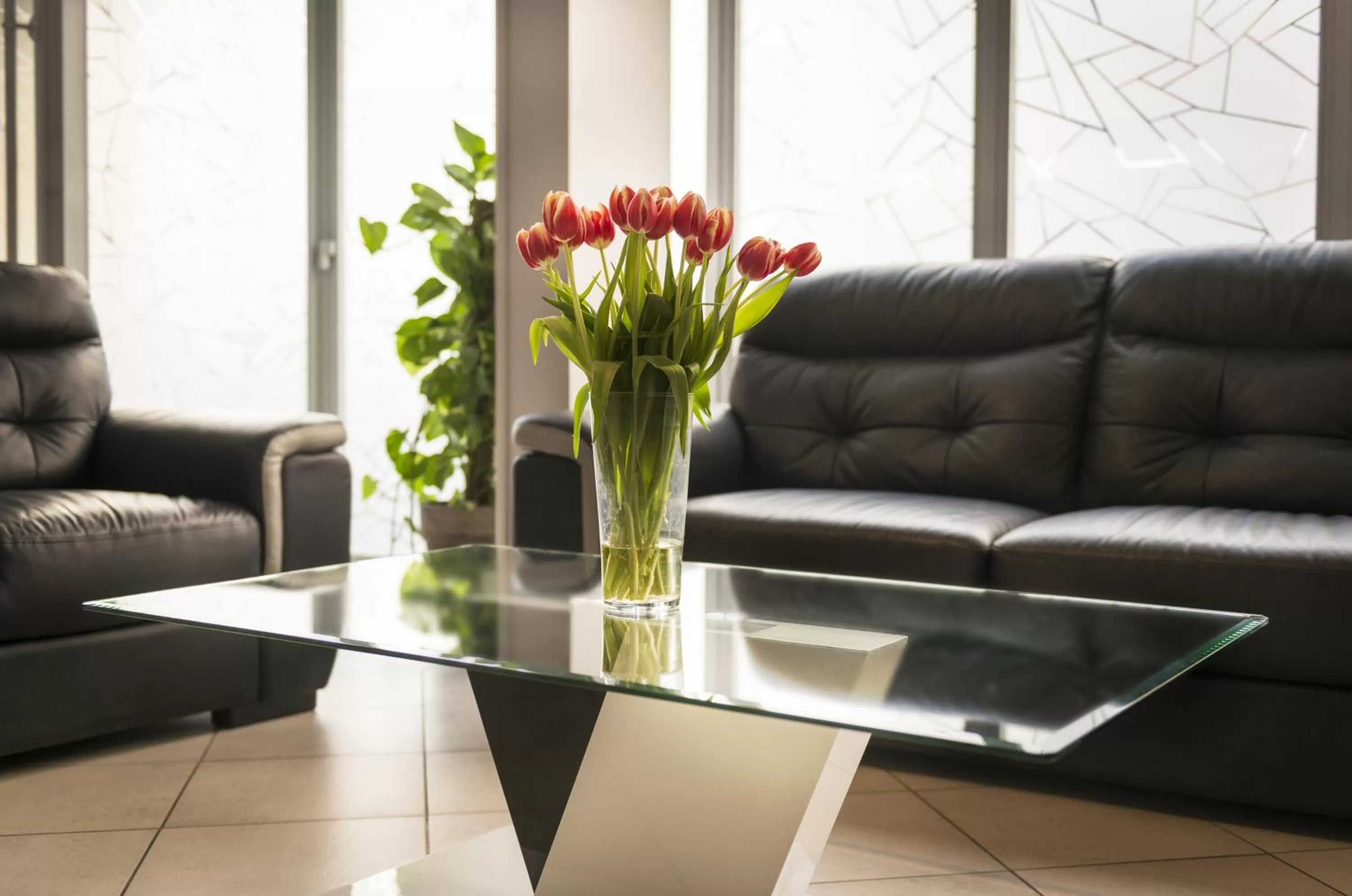 Communal lounge/ TV room in Hôtel Eiffel XV