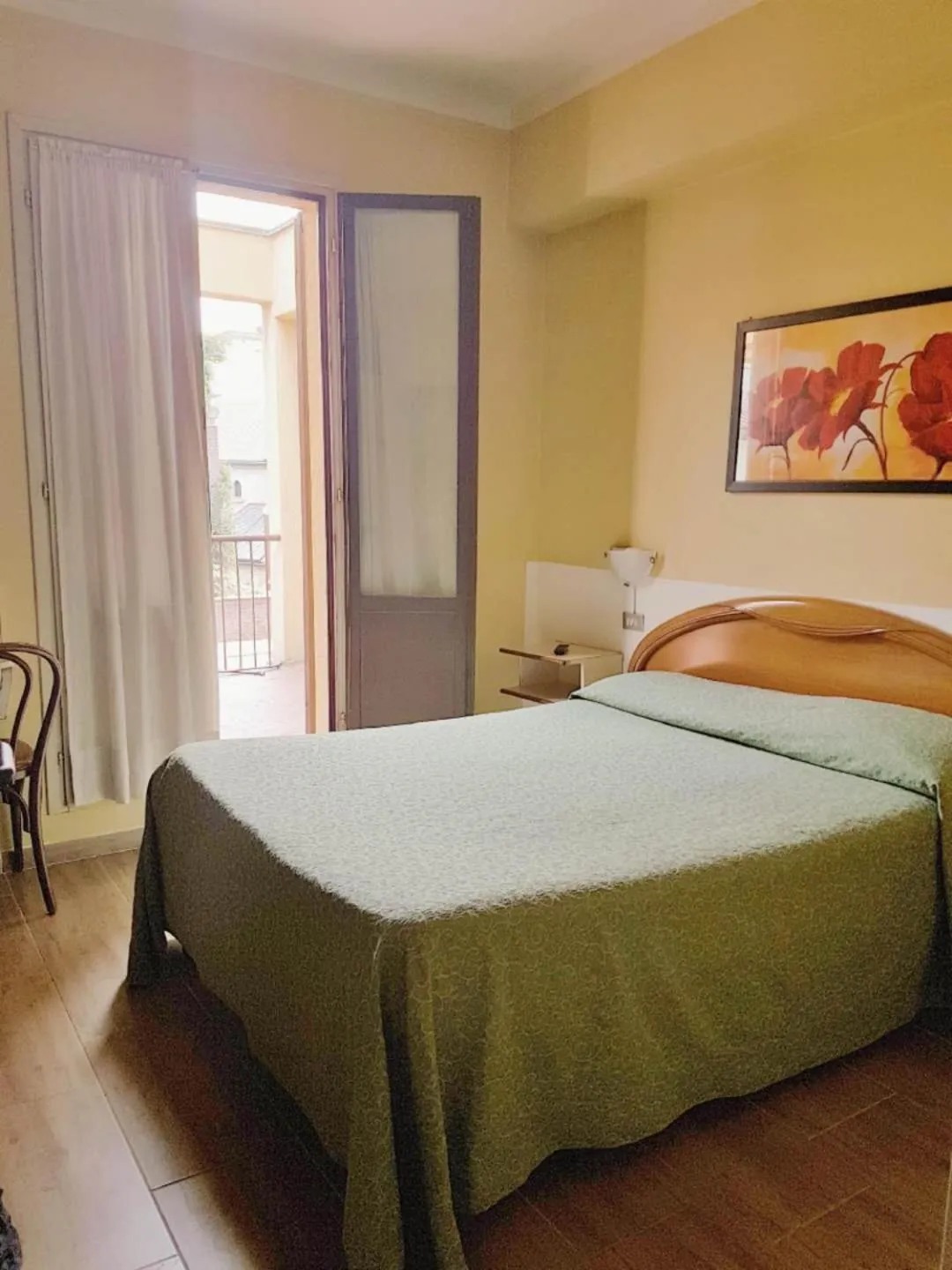 Balcony/Terrace, Bed in Hotel Boston