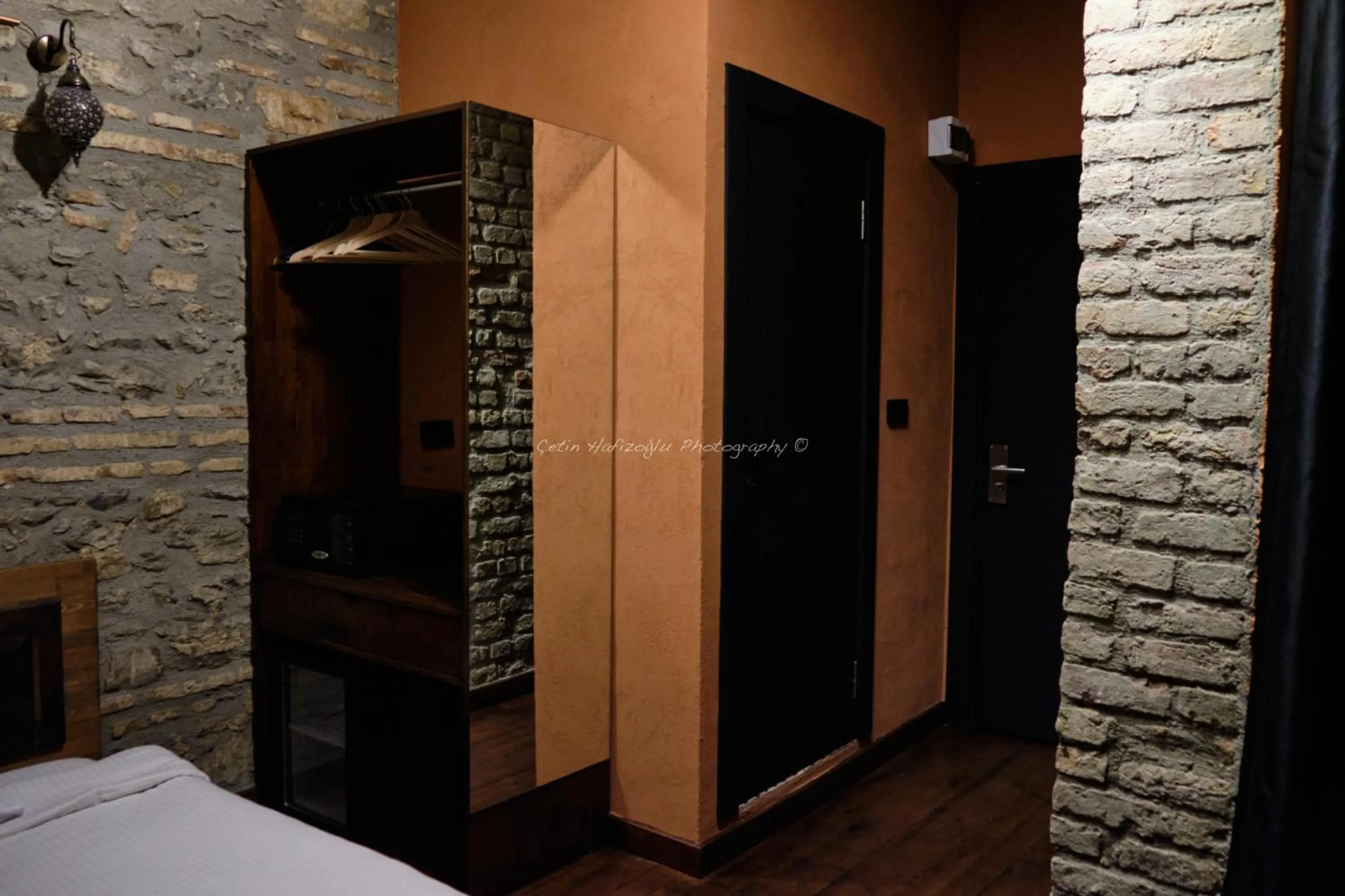 Photo of the whole room, Bed in Roya Rooms