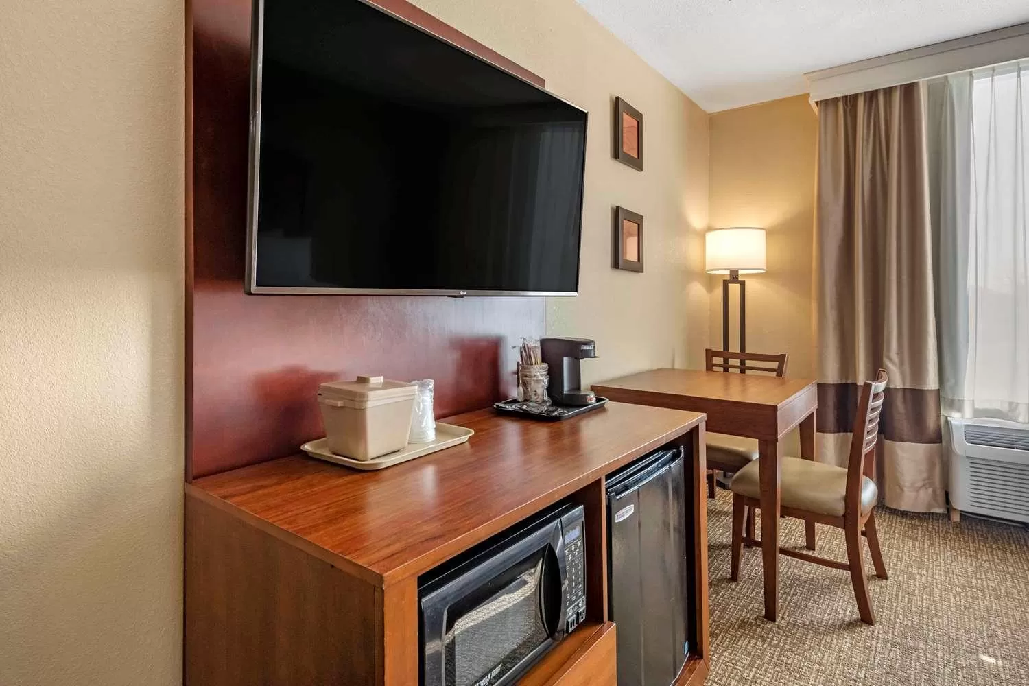 TV and multimedia in Comfort Inn & Suites Triadelphia - Wheeling