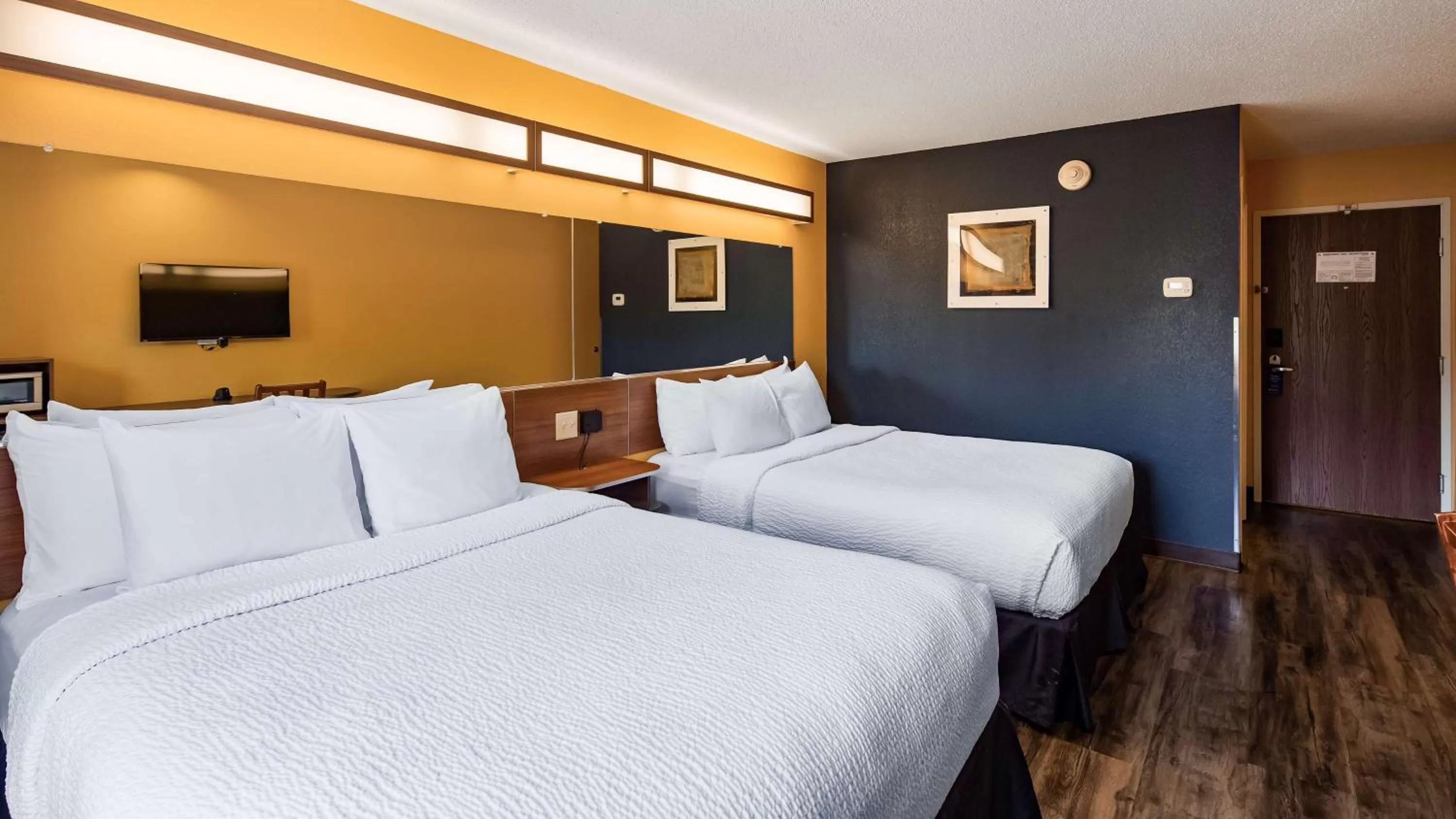 Queen Room with Two Queen Beds with Mobility Accessible Roll-In Shower in SureStay Plus Hotel by Best Western Keyser