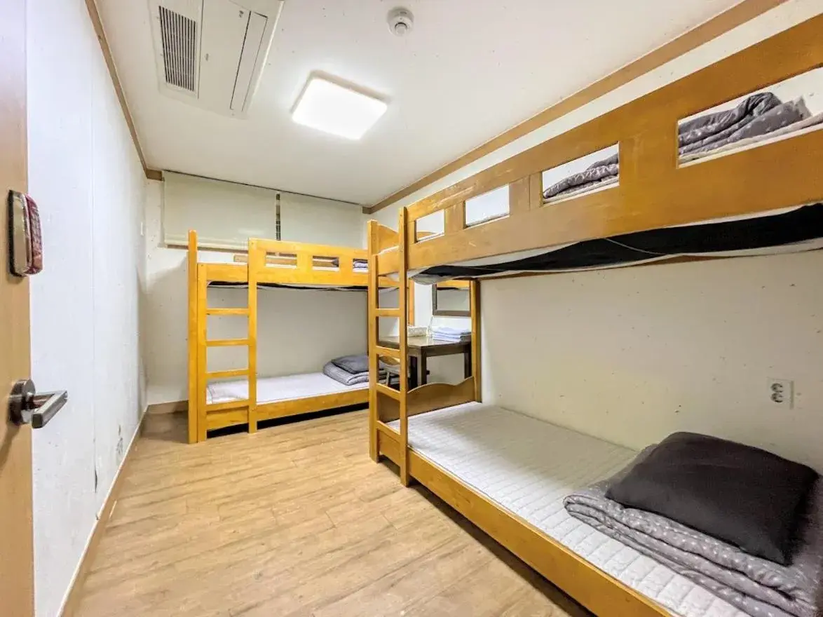 Quadruple Room with Private Bathroom in Cocoa Guesthouse Quadruple Room with Private Bathroom in Cocoa Guesthouse